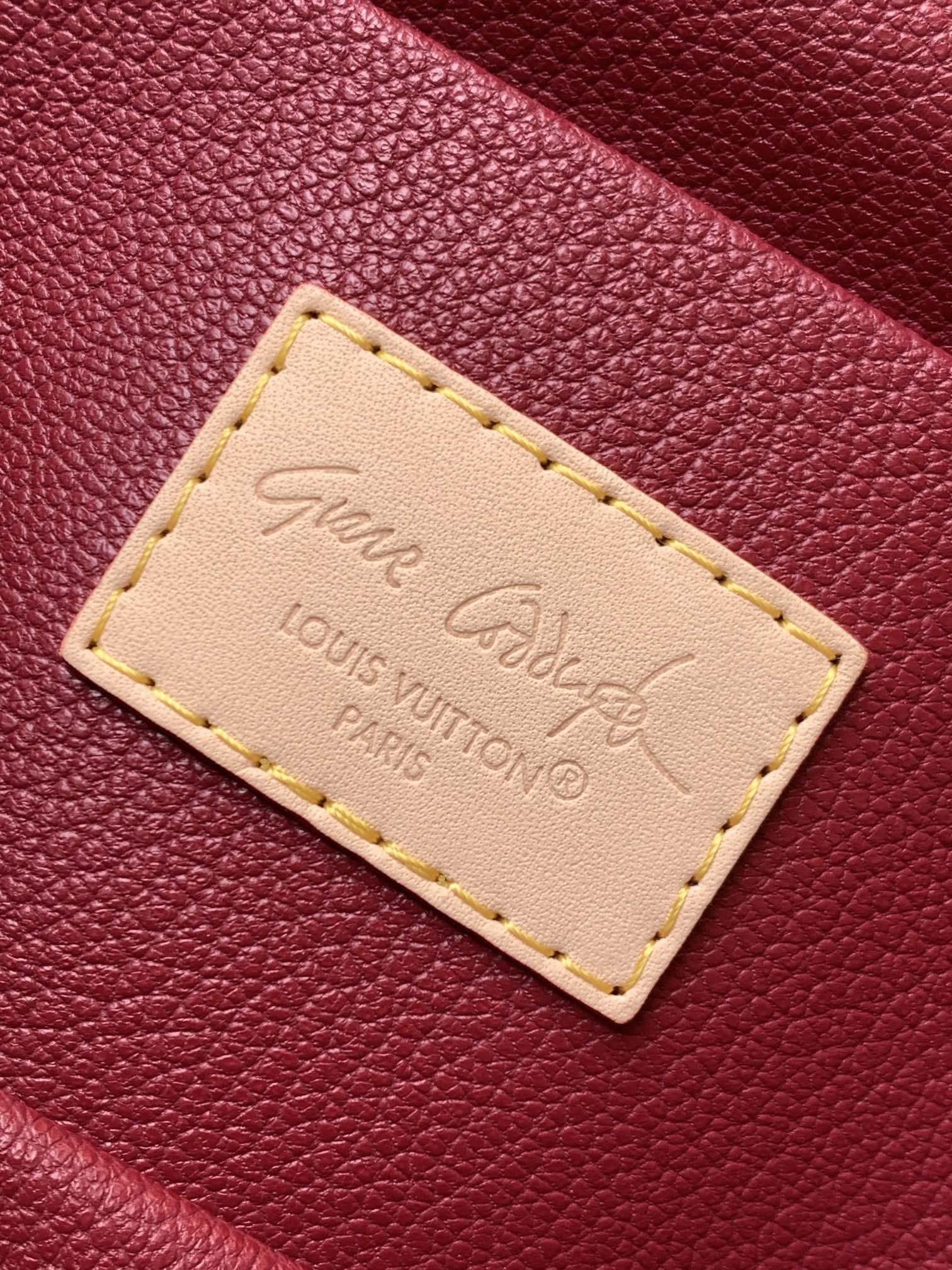 💰380顶级原单，变码芯片M15170
本款 Nice 迷你化妆包出自路易威登与 Grace Coddington 的合作系列，以 Meowgram 帆布演绎 Monogram 图案的谐趣重塑，回望 1900 年代的硬箱灵感。憨态可掬的萌猫造型拉链头道出 Coddington 的爱猫精神，可水洗织物内衬完善细节。

13.5 x 12 x 20 厘米 
(高 x 宽 x 长度)
Meowgram 涂层帆布
牛皮革饰边
可水洗织物内衬
金属件
双拉链开合
萌猫造型拉链头
内贴袋
翻盖下配有拉链袋
手柄：单手柄