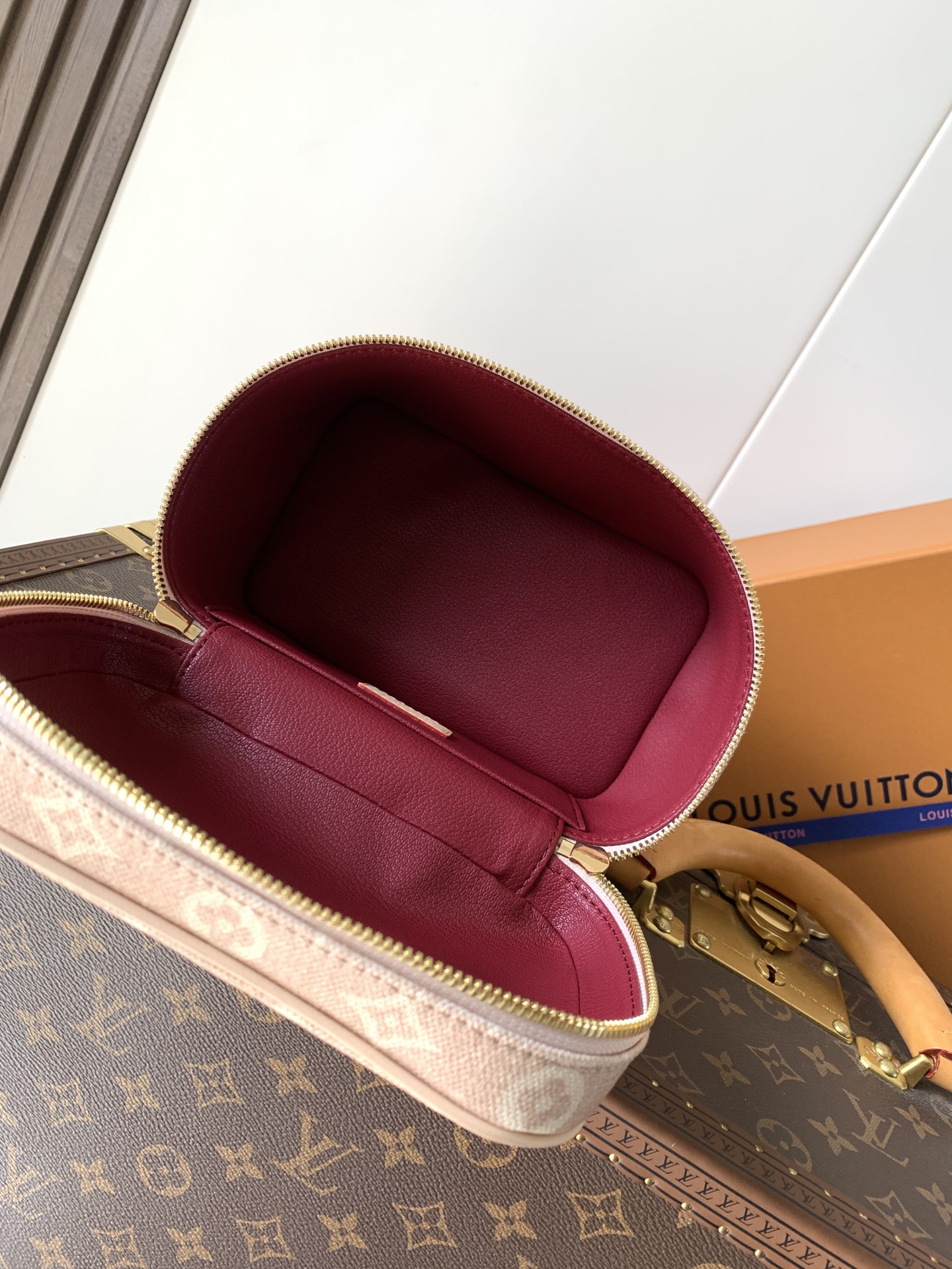 💰380顶级原单，变码芯片M15170
本款 Nice 迷你化妆包出自路易威登与 Grace Coddington 的合作系列，以 Meowgram 帆布演绎 Monogram 图案的谐趣重塑，回望 1900 年代的硬箱灵感。憨态可掬的萌猫造型拉链头道出 Coddington 的爱猫精神，可水洗织物内衬完善细节。

13.5 x 12 x 20 厘米 
(高 x 宽 x 长度)
Meowgram 涂层帆布
牛皮革饰边
可水洗织物内衬
金属件
双拉链开合
萌猫造型拉链头
内贴袋
翻盖下配有拉链袋
手柄：单手柄