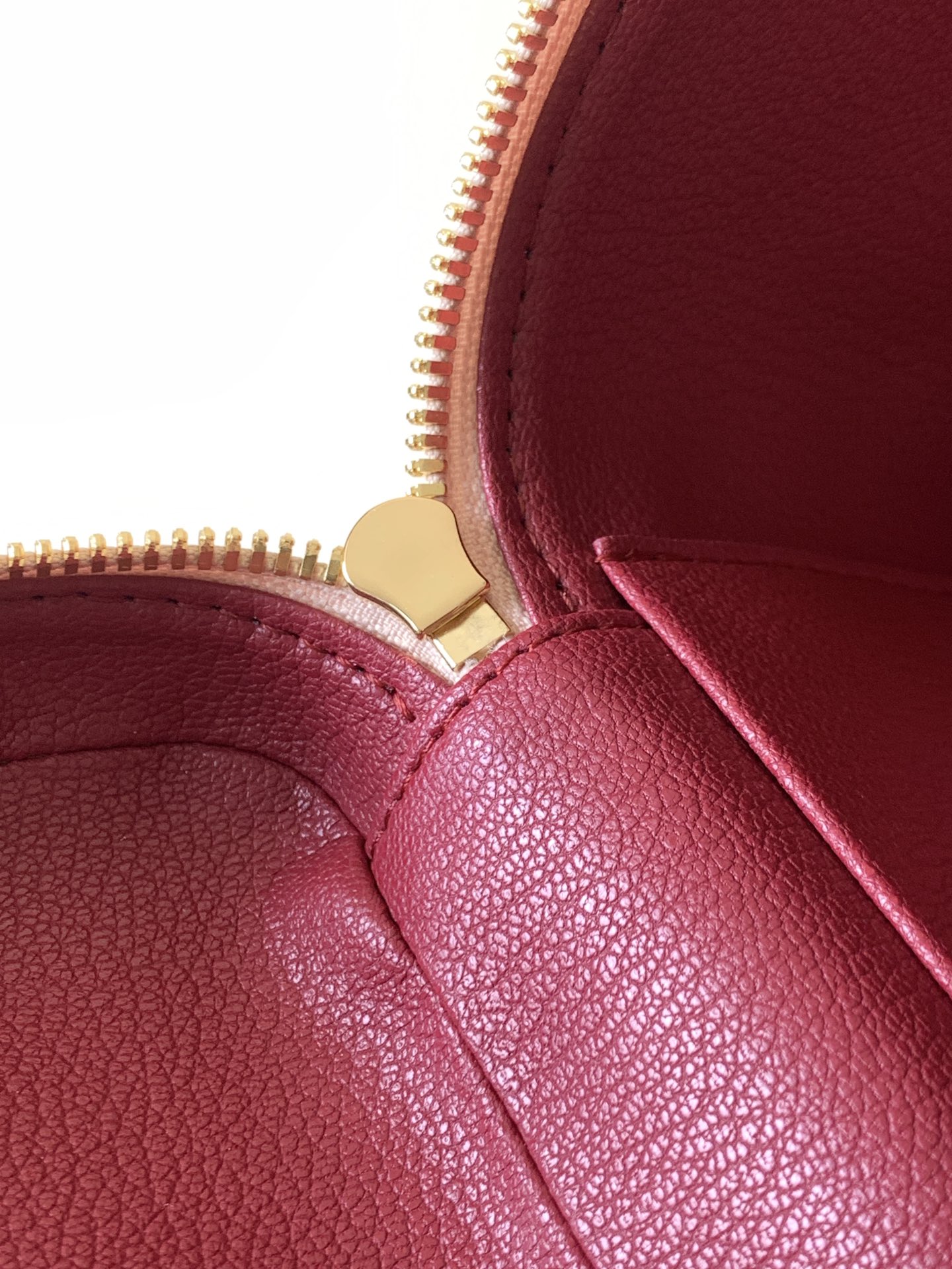 💰380顶级原单，变码芯片M15170
本款 Nice 迷你化妆包出自路易威登与 Grace Coddington 的合作系列，以 Meowgram 帆布演绎 Monogram 图案的谐趣重塑，回望 1900 年代的硬箱灵感。憨态可掬的萌猫造型拉链头道出 Coddington 的爱猫精神，可水洗织物内衬完善细节。

13.5 x 12 x 20 厘米 
(高 x 宽 x 长度)
Meowgram 涂层帆布
牛皮革饰边
可水洗织物内衬
金属件
双拉链开合
萌猫造型拉链头
内贴袋
翻盖下配有拉链袋
手柄：单手柄