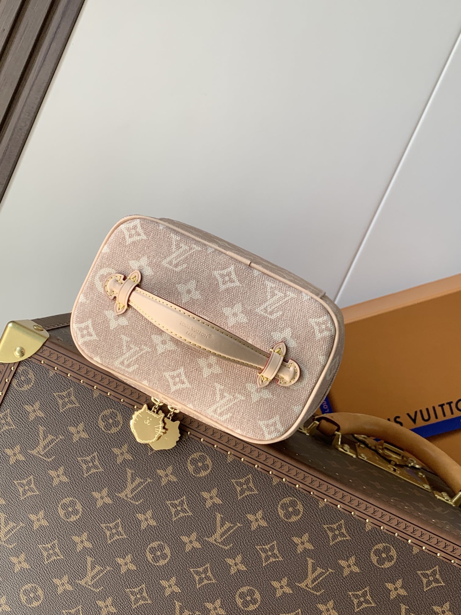 💰380顶级原单，变码芯片M15170
本款 Nice 迷你化妆包出自路易威登与 Grace Coddington 的合作系列，以 Meowgram 帆布演绎 Monogram 图案的谐趣重塑，回望 1900 年代的硬箱灵感。憨态可掬的萌猫造型拉链头道出 Coddington 的爱猫精神，可水洗织物内衬完善细节。

13.5 x 12 x 20 厘米 
(高 x 宽 x 长度)
Meowgram 涂层帆布
牛皮革饰边
可水洗织物内衬
金属件
双拉链开合
萌猫造型拉链头
内贴袋
翻盖下配有拉链袋
手柄：单手柄