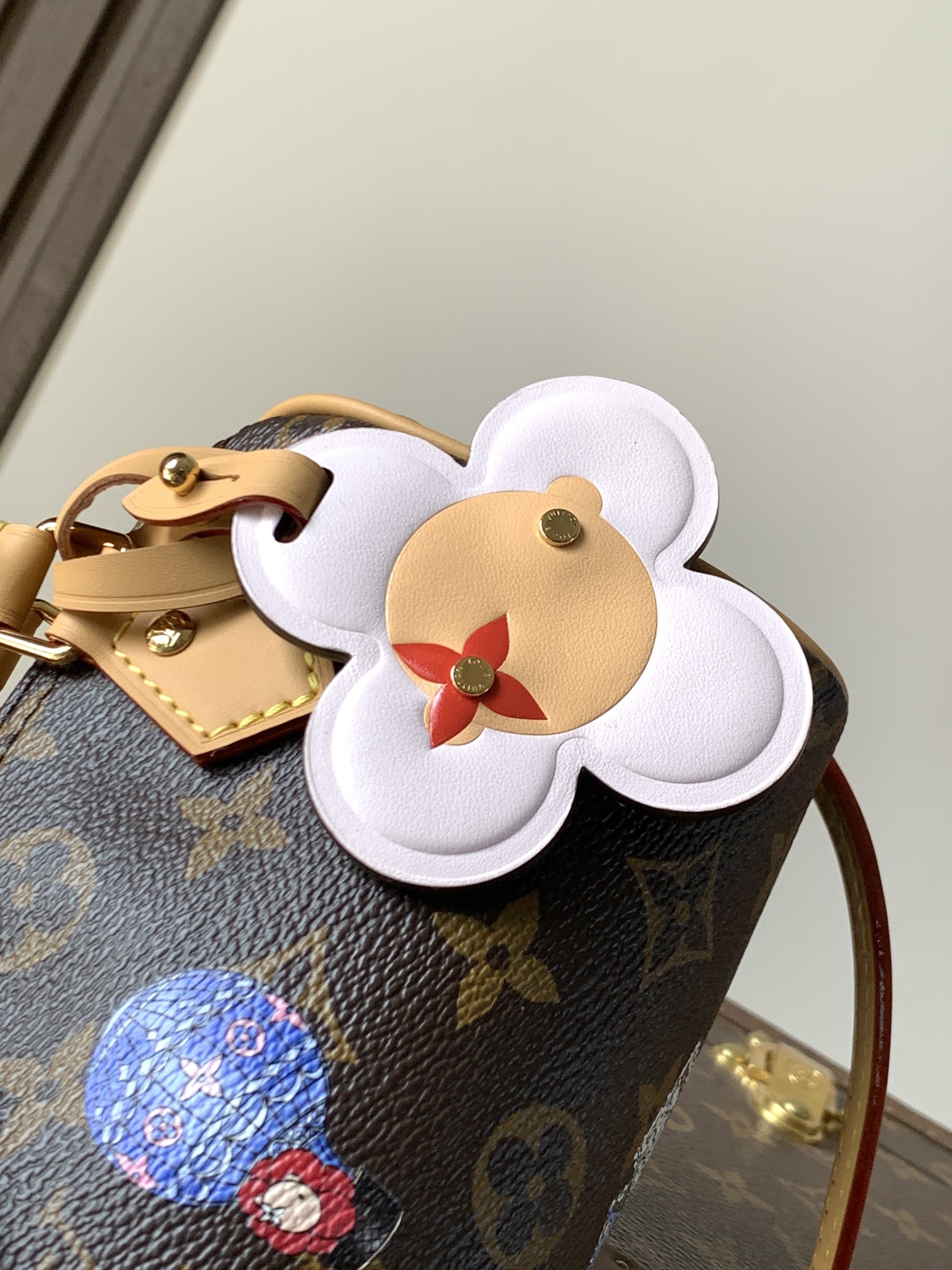 💰450顶级原单，变码芯片M15330
本款 Nano Speedy 手袋邀请品牌吉祥物 Vivienne 现身妙趣插画和挂饰，以标志性 Monogram 帆布包身搭配皮革饰边和金属件，尽情挥洒灵动风姿。

10 x 7.5 x 16 厘米 
(高 x 宽 x 长度)
Monogram 图案
涂层帆布
牛皮革饰边
织物内衬
金属件
拉链开合
Vivienne 造型装饰
可收纳智能手机、耳机、Victorine 钱夹、钥匙和唇膏
肩带：可拆卸，可调节
包带半长：45.5 厘米
包带半长可调至：54.0 厘米
手柄：双手柄