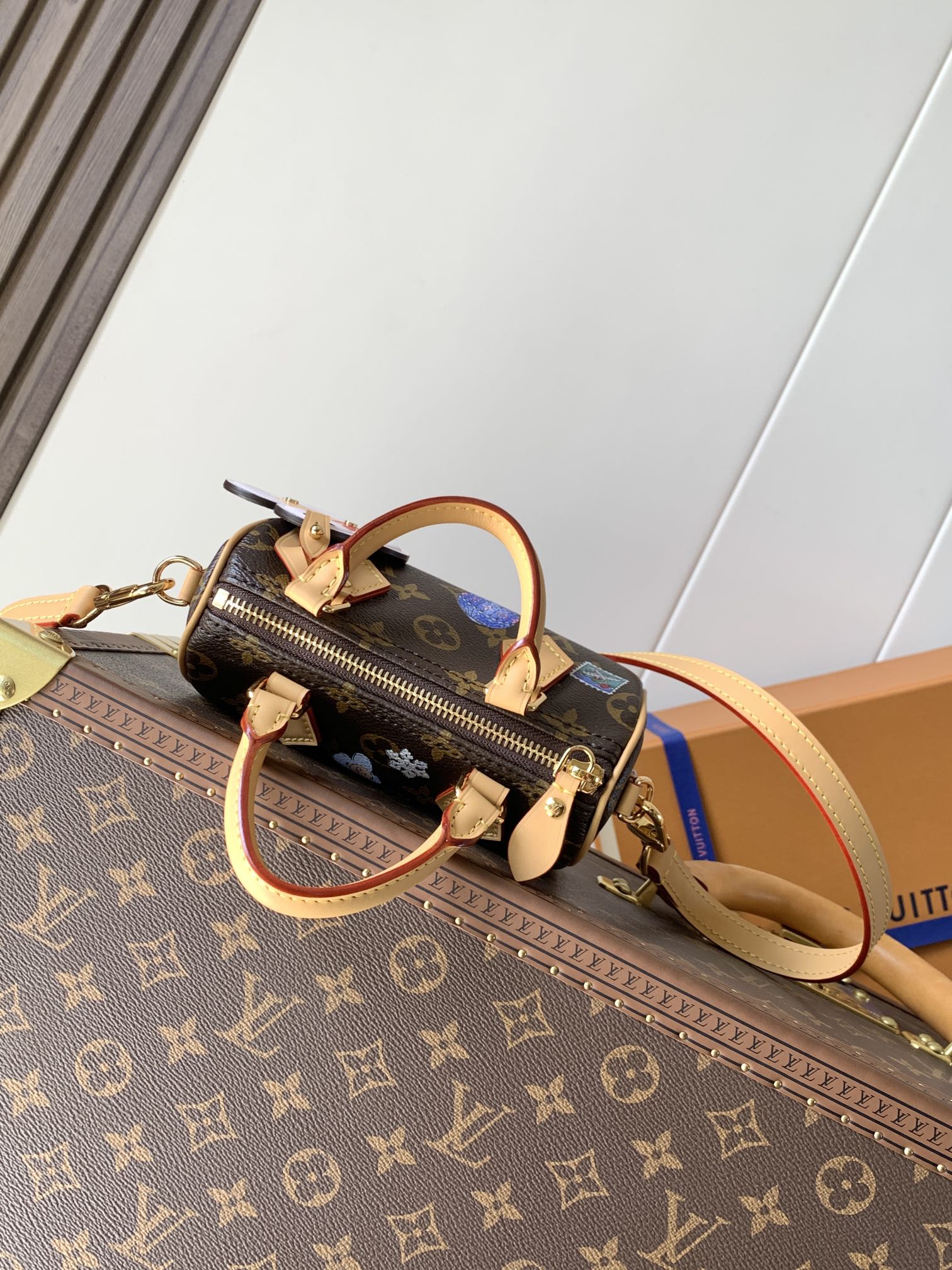 💰450顶级原单，变码芯片M15330
本款 Nano Speedy 手袋邀请品牌吉祥物 Vivienne 现身妙趣插画和挂饰，以标志性 Monogram 帆布包身搭配皮革饰边和金属件，尽情挥洒灵动风姿。

10 x 7.5 x 16 厘米 
(高 x 宽 x 长度)
Monogram 图案
涂层帆布
牛皮革饰边
织物内衬
金属件
拉链开合
Vivienne 造型装饰
可收纳智能手机、耳机、Victorine 钱夹、钥匙和唇膏
肩带：可拆卸，可调节
包带半长：45.5 厘米
包带半长可调至：54.0 厘米
手柄：双手柄