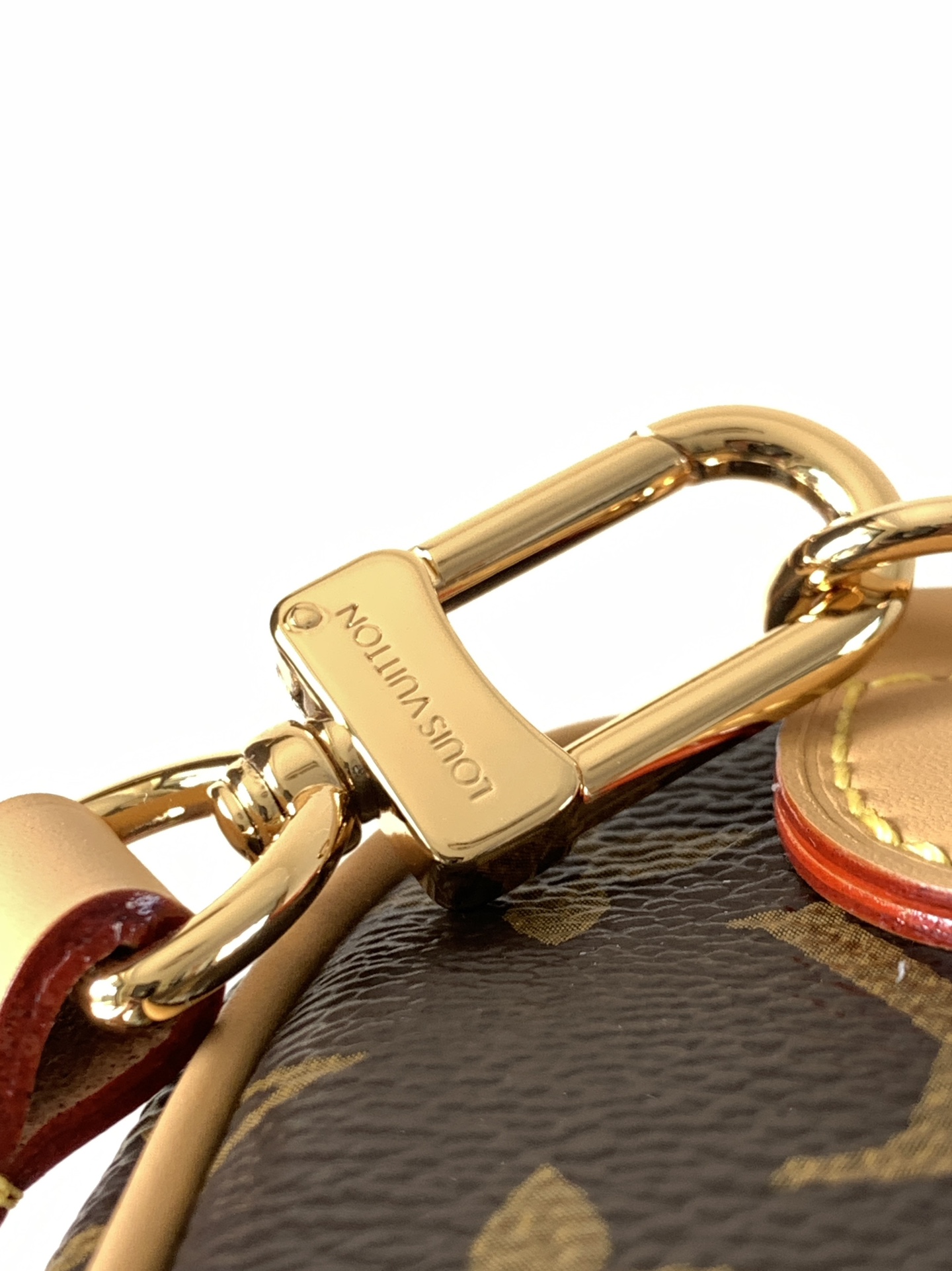 💰450顶级原单，变码芯片M15330
本款 Nano Speedy 手袋邀请品牌吉祥物 Vivienne 现身妙趣插画和挂饰，以标志性 Monogram 帆布包身搭配皮革饰边和金属件，尽情挥洒灵动风姿。

10 x 7.5 x 16 厘米 
(高 x 宽 x 长度)
Monogram 图案
涂层帆布
牛皮革饰边
织物内衬
金属件
拉链开合
Vivienne 造型装饰
可收纳智能手机、耳机、Victorine 钱夹、钥匙和唇膏
肩带：可拆卸，可调节
包带半长：45.5 厘米
包带半长可调至：54.0 厘米
手柄：双手柄