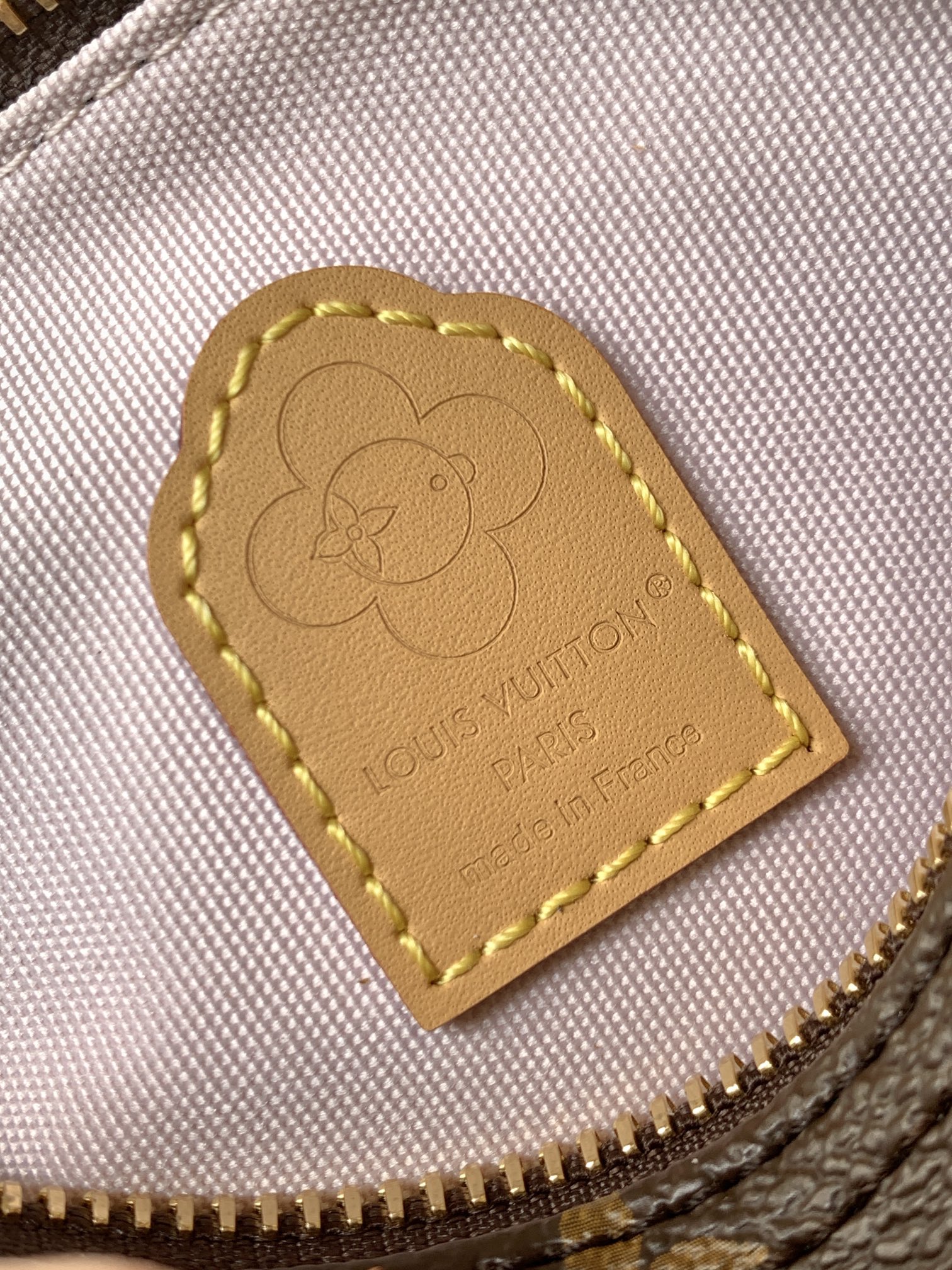 💰450顶级原单，变码芯片M15330
本款 Nano Speedy 手袋邀请品牌吉祥物 Vivienne 现身妙趣插画和挂饰，以标志性 Monogram 帆布包身搭配皮革饰边和金属件，尽情挥洒灵动风姿。

10 x 7.5 x 16 厘米 
(高 x 宽 x 长度)
Monogram 图案
涂层帆布
牛皮革饰边
织物内衬
金属件
拉链开合
Vivienne 造型装饰
可收纳智能手机、耳机、Victorine 钱夹、钥匙和唇膏
肩带：可拆卸，可调节
包带半长：45.5 厘米
包带半长可调至：54.0 厘米
手柄：双手柄