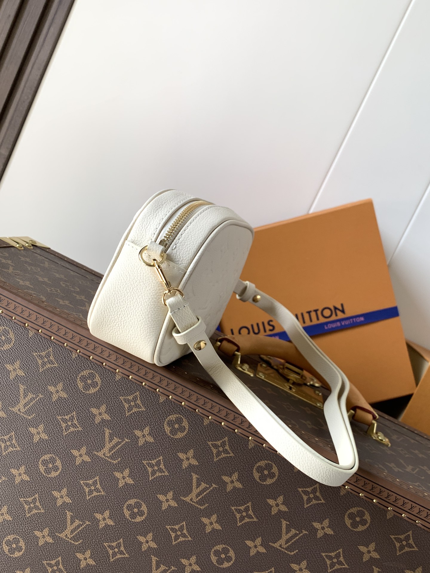 💰480顶级原单，变码芯片
M25518黑 M26509白
本款TINY CAMERA BAG 手袋出自 Monogram Empreinte Ys系列，为典雅牛皮革点缀耀目金属件，成就昼夜皆宜的日常佳选。正面贴袋便于取放信用卡或交通卡，可调节肩带实现多种背携方式。
尺寸：13 x 6 x 19 厘米。(高 x 宽 x 长度)