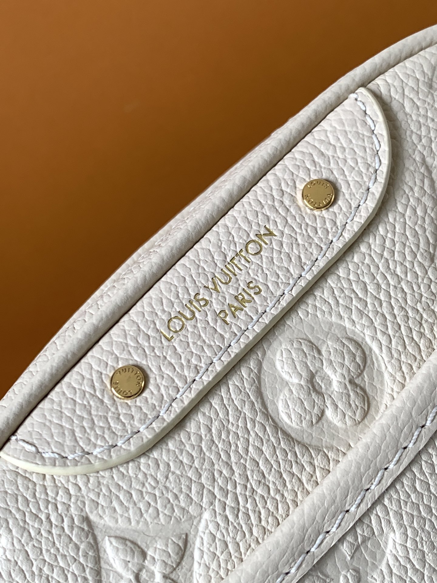 💰480顶级原单，变码芯片
M25518黑 M26509白
本款TINY CAMERA BAG 手袋出自 Monogram Empreinte Ys系列，为典雅牛皮革点缀耀目金属件，成就昼夜皆宜的日常佳选。正面贴袋便于取放信用卡或交通卡，可调节肩带实现多种背携方式。
尺寸：13 x 6 x 19 厘米。(高 x 宽 x 长度)