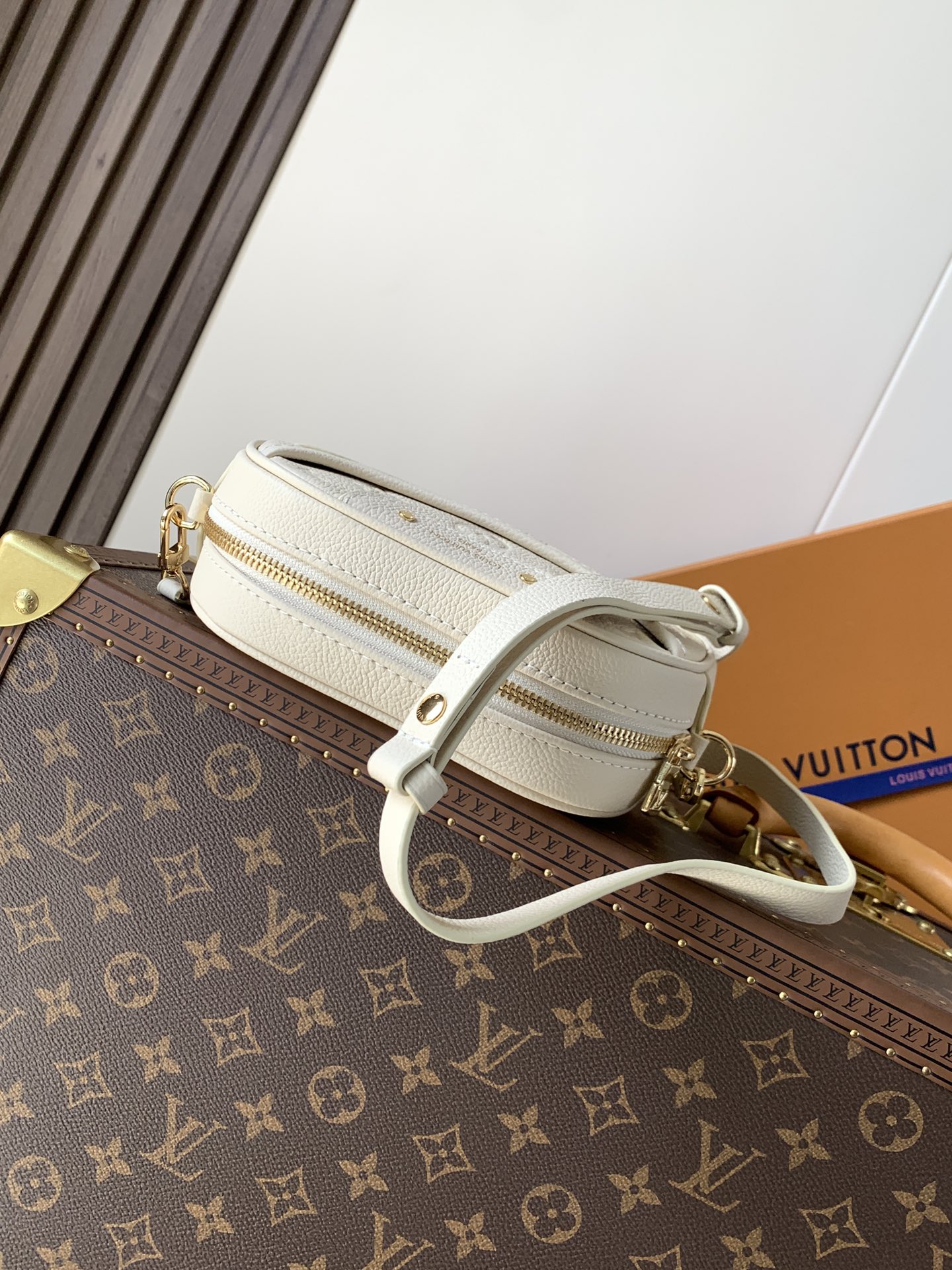 💰480顶级原单，变码芯片
M25518黑 M26509白
本款TINY CAMERA BAG 手袋出自 Monogram Empreinte Ys系列，为典雅牛皮革点缀耀目金属件，成就昼夜皆宜的日常佳选。正面贴袋便于取放信用卡或交通卡，可调节肩带实现多种背携方式。
尺寸：13 x 6 x 19 厘米。(高 x 宽 x 长度)