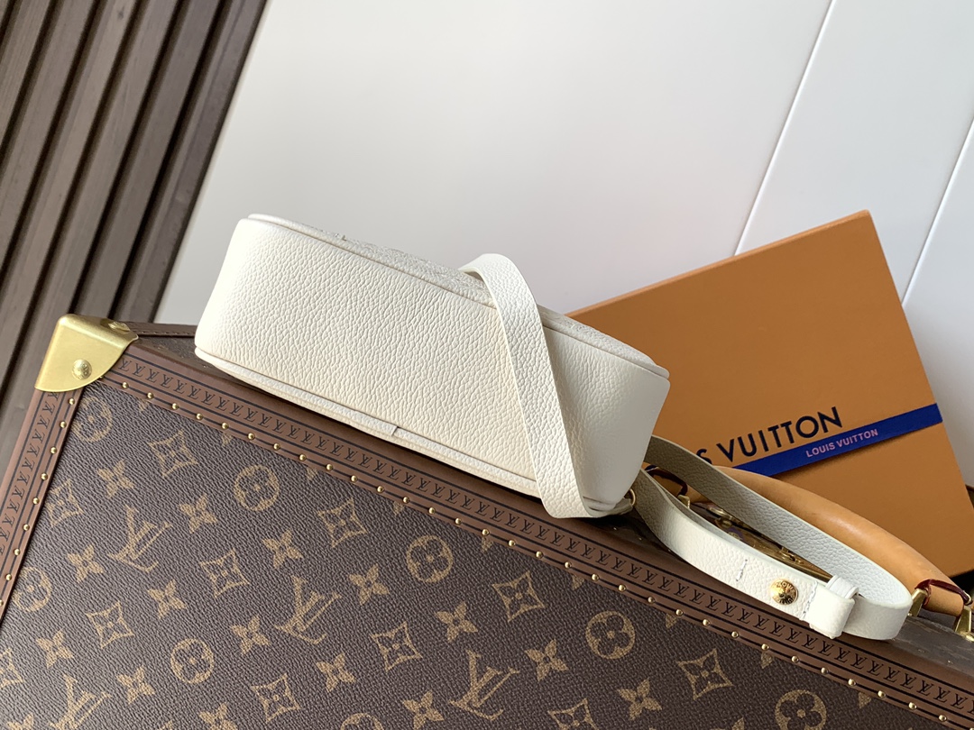 💰480顶级原单，变码芯片
M25518黑 M26509白
本款TINY CAMERA BAG 手袋出自 Monogram Empreinte Ys系列，为典雅牛皮革点缀耀目金属件，成就昼夜皆宜的日常佳选。正面贴袋便于取放信用卡或交通卡，可调节肩带实现多种背携方式。
尺寸：13 x 6 x 19 厘米。(高 x 宽 x 长度)