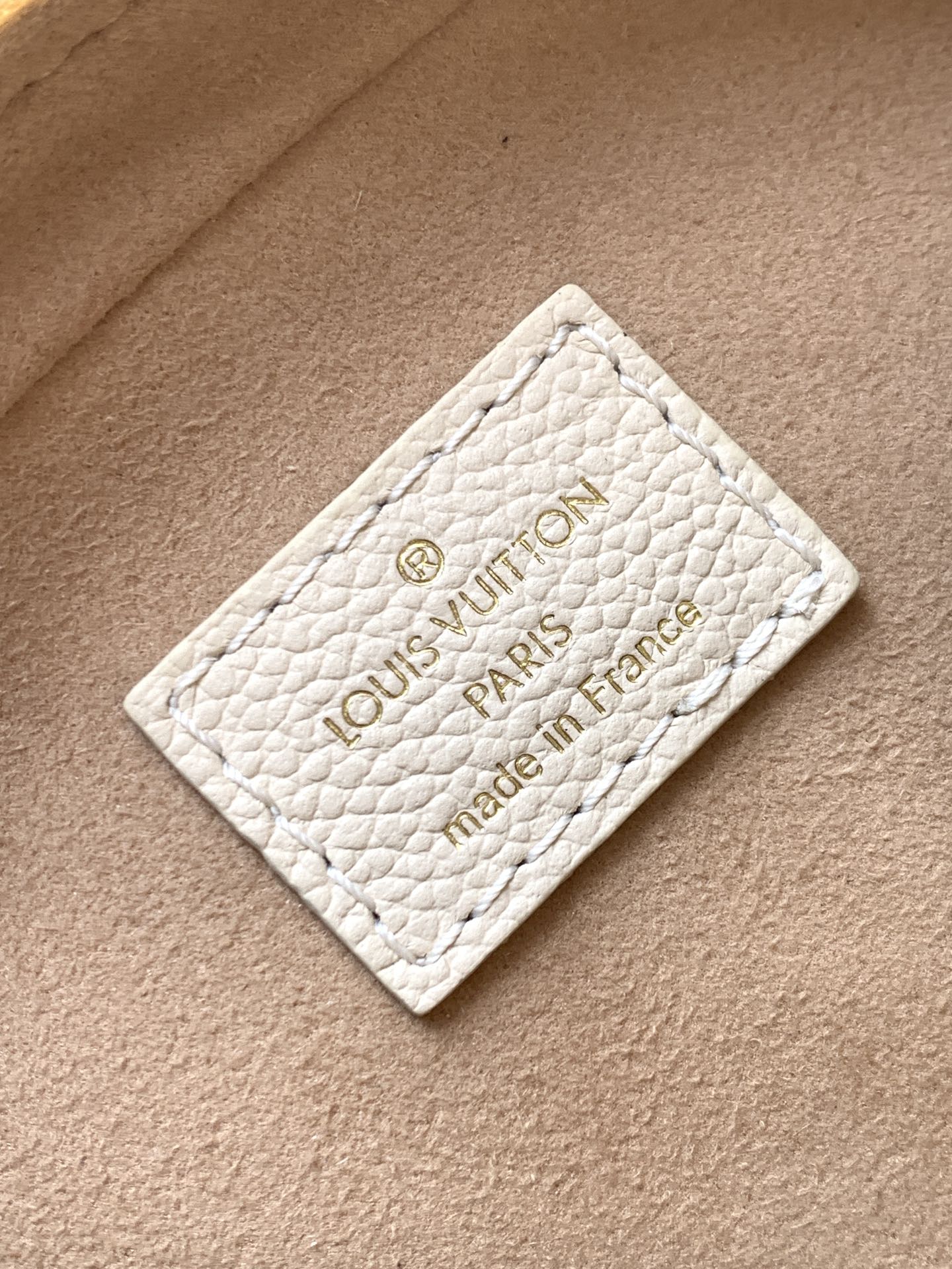 💰480顶级原单，变码芯片
M25518黑 M26509白
本款TINY CAMERA BAG 手袋出自 Monogram Empreinte Ys系列，为典雅牛皮革点缀耀目金属件，成就昼夜皆宜的日常佳选。正面贴袋便于取放信用卡或交通卡，可调节肩带实现多种背携方式。
尺寸：13 x 6 x 19 厘米。(高 x 宽 x 长度)