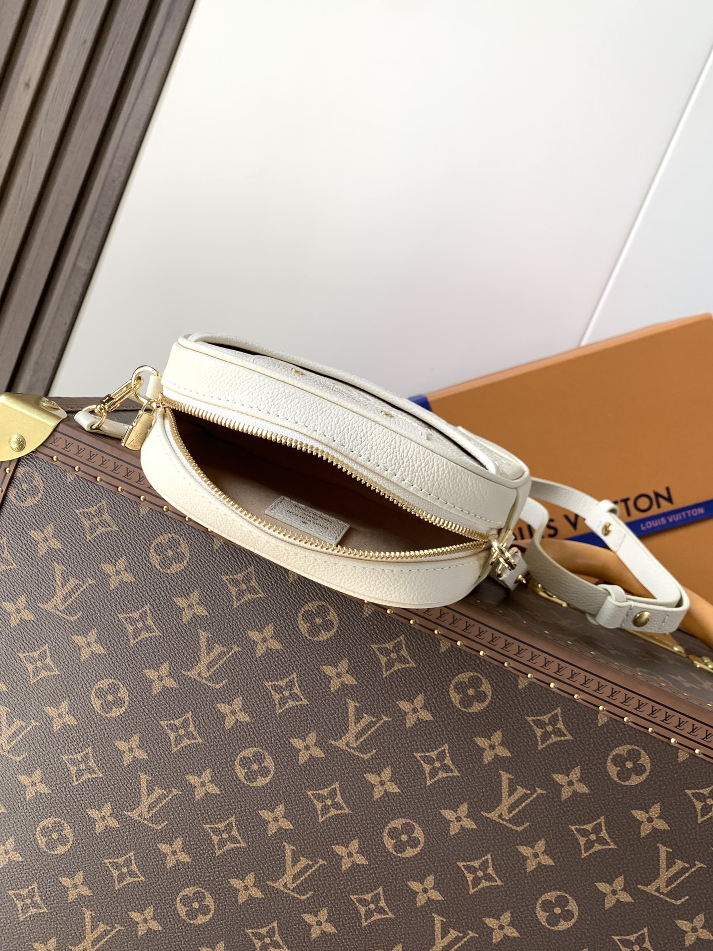 💰480顶级原单，变码芯片
M25518黑 M26509白
本款TINY CAMERA BAG 手袋出自 Monogram Empreinte Ys系列，为典雅牛皮革点缀耀目金属件，成就昼夜皆宜的日常佳选。正面贴袋便于取放信用卡或交通卡，可调节肩带实现多种背携方式。
尺寸：13 x 6 x 19 厘米。(高 x 宽 x 长度)