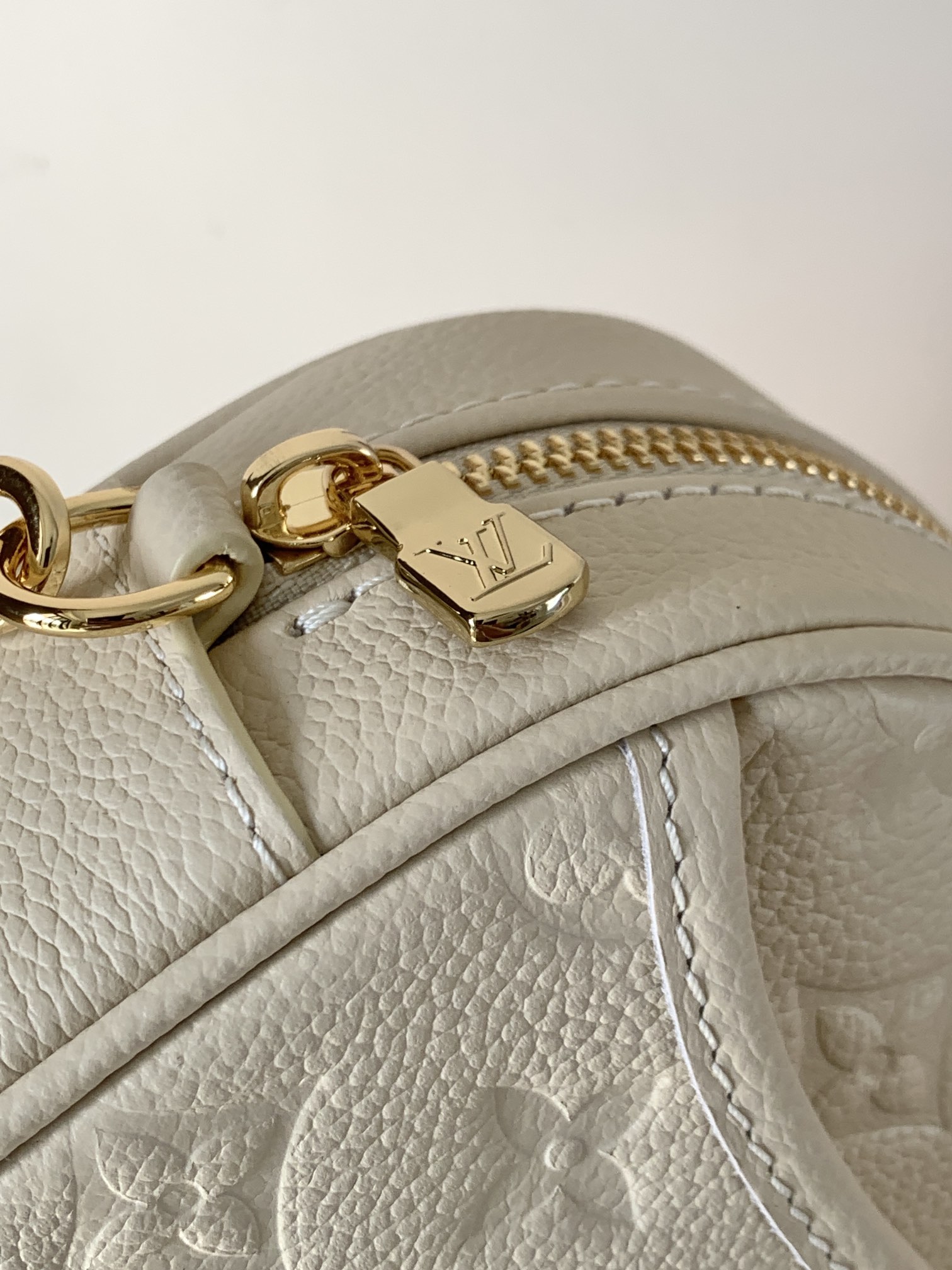 💰480顶级原单，变码芯片
M25518黑 M26509白
本款TINY CAMERA BAG 手袋出自 Monogram Empreinte Ys系列，为典雅牛皮革点缀耀目金属件，成就昼夜皆宜的日常佳选。正面贴袋便于取放信用卡或交通卡，可调节肩带实现多种背携方式。
尺寸：13 x 6 x 19 厘米。(高 x 宽 x 长度)