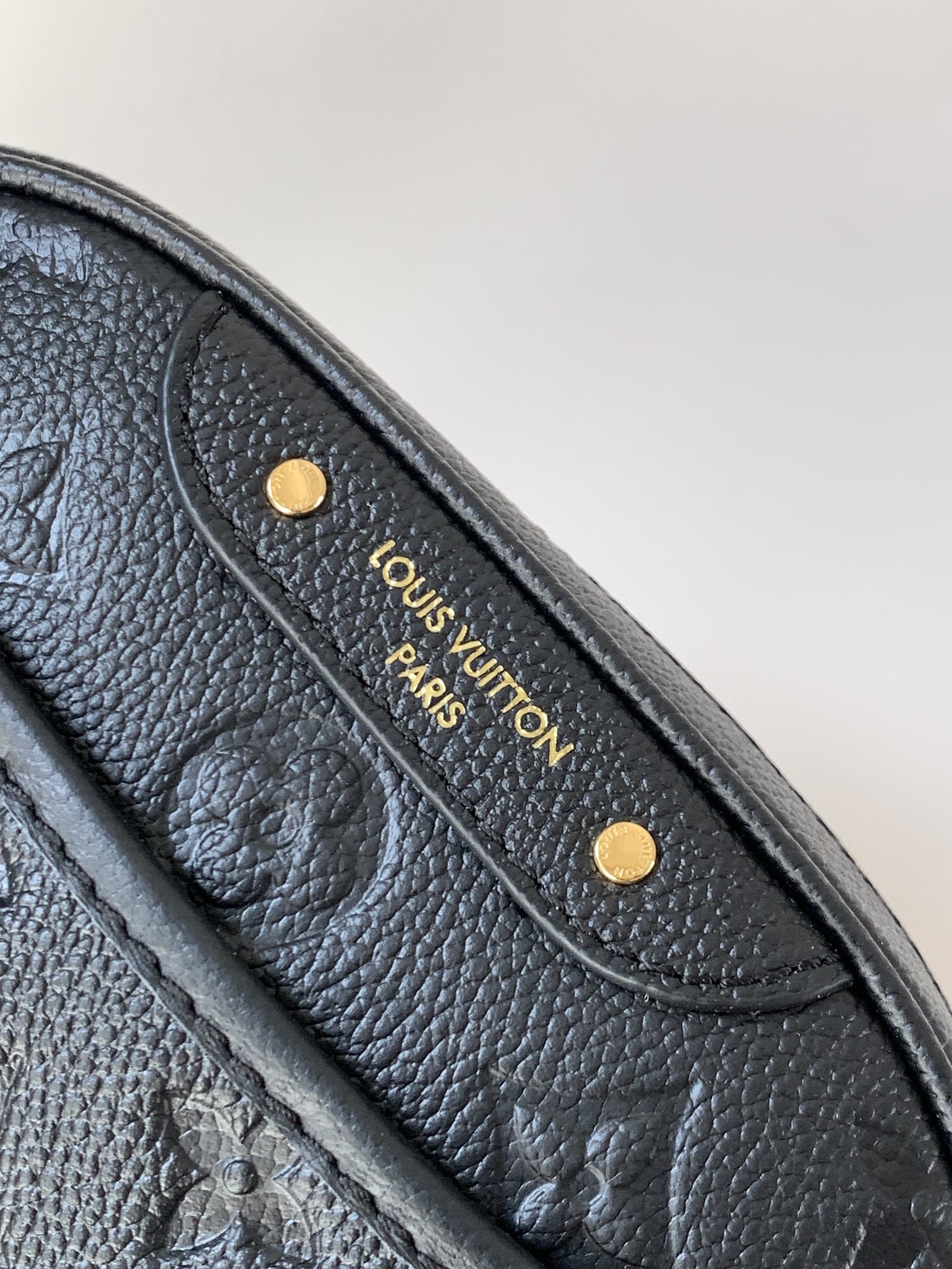 💰480顶级原单，变码芯片
M25518黑 M26509白
本款TINY CAMERA BAG 手袋出自 Monogram Empreinte Ys系列，为典雅牛皮革点缀耀目金属件，成就昼夜皆宜的日常佳选。正面贴袋便于取放信用卡或交通卡，可调节肩带实现多种背携方式。
尺寸：13 x 6 x 19 厘米。(高 x 宽 x 长度)