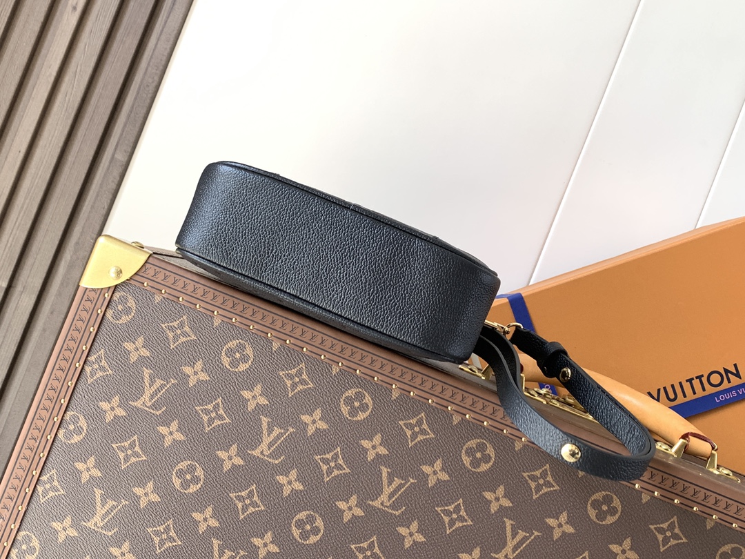 💰480顶级原单，变码芯片
M25518黑 M26509白
本款TINY CAMERA BAG 手袋出自 Monogram Empreinte Ys系列，为典雅牛皮革点缀耀目金属件，成就昼夜皆宜的日常佳选。正面贴袋便于取放信用卡或交通卡，可调节肩带实现多种背携方式。
尺寸：13 x 6 x 19 厘米。(高 x 宽 x 长度)