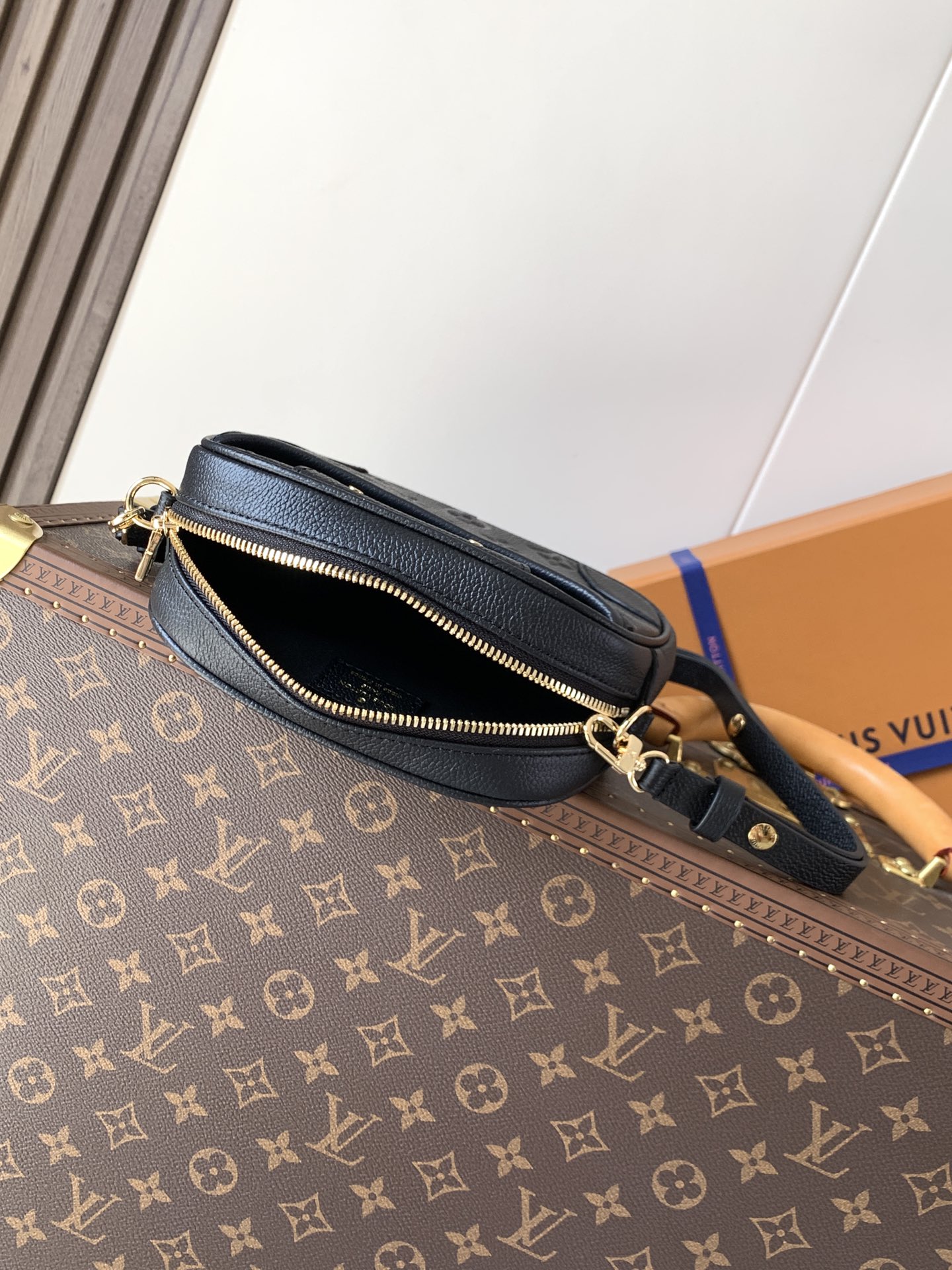 💰480顶级原单，变码芯片
M25518黑 M26509白
本款TINY CAMERA BAG 手袋出自 Monogram Empreinte Ys系列，为典雅牛皮革点缀耀目金属件，成就昼夜皆宜的日常佳选。正面贴袋便于取放信用卡或交通卡，可调节肩带实现多种背携方式。
尺寸：13 x 6 x 19 厘米。(高 x 宽 x 长度)