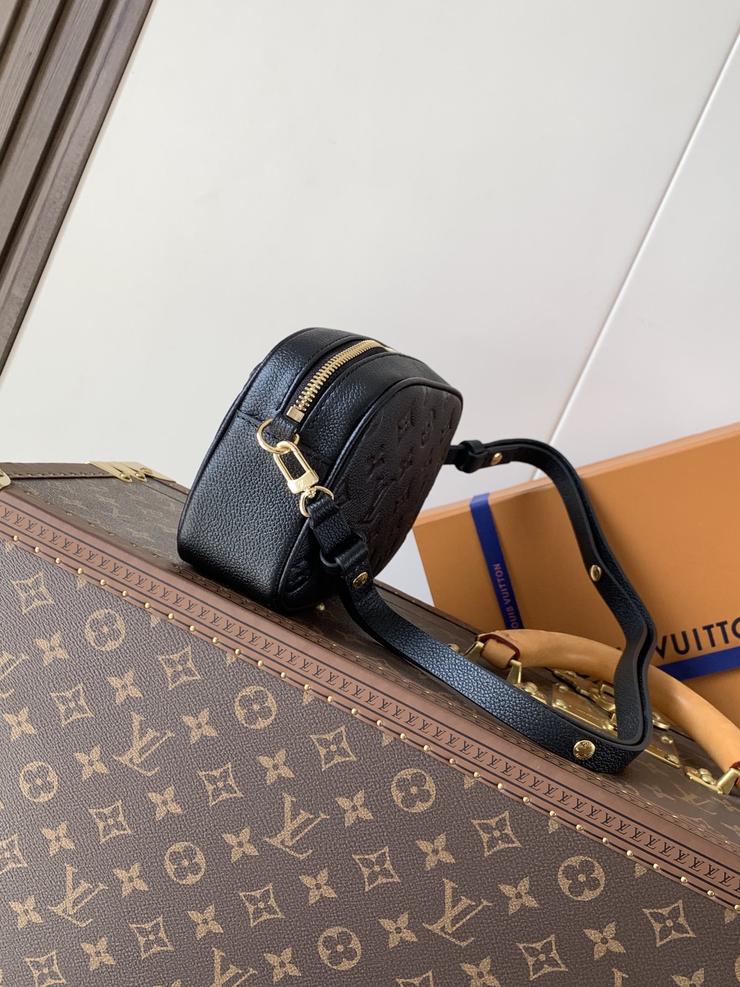 💰480顶级原单，变码芯片
M25518黑 M26509白
本款TINY CAMERA BAG 手袋出自 Monogram Empreinte Ys系列，为典雅牛皮革点缀耀目金属件，成就昼夜皆宜的日常佳选。正面贴袋便于取放信用卡或交通卡，可调节肩带实现多种背携方式。
尺寸：13 x 6 x 19 厘米。(高 x 宽 x 长度)