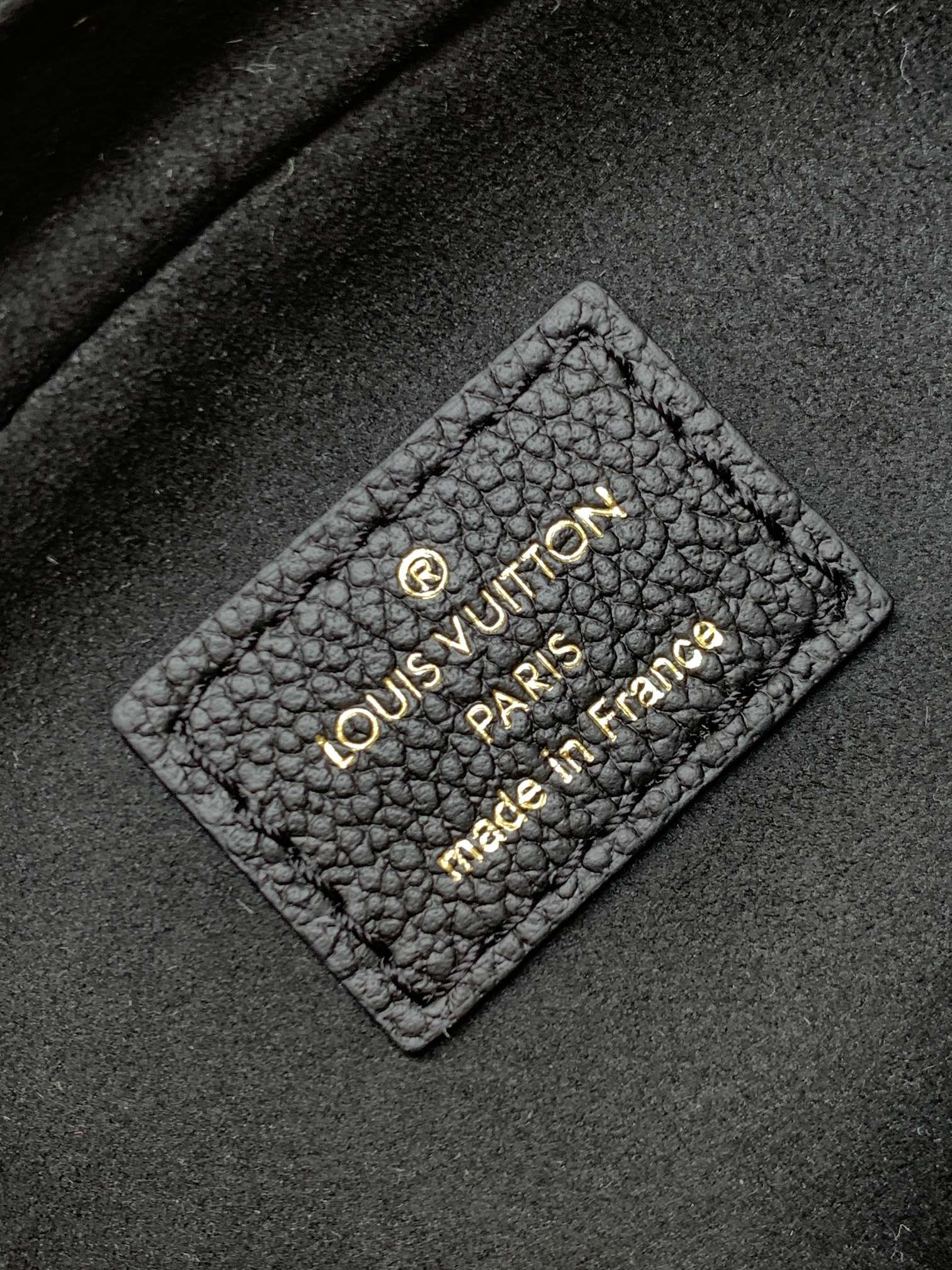 💰480顶级原单，变码芯片
M25518黑 M26509白
本款TINY CAMERA BAG 手袋出自 Monogram Empreinte Ys系列，为典雅牛皮革点缀耀目金属件，成就昼夜皆宜的日常佳选。正面贴袋便于取放信用卡或交通卡，可调节肩带实现多种背携方式。
尺寸：13 x 6 x 19 厘米。(高 x 宽 x 长度)