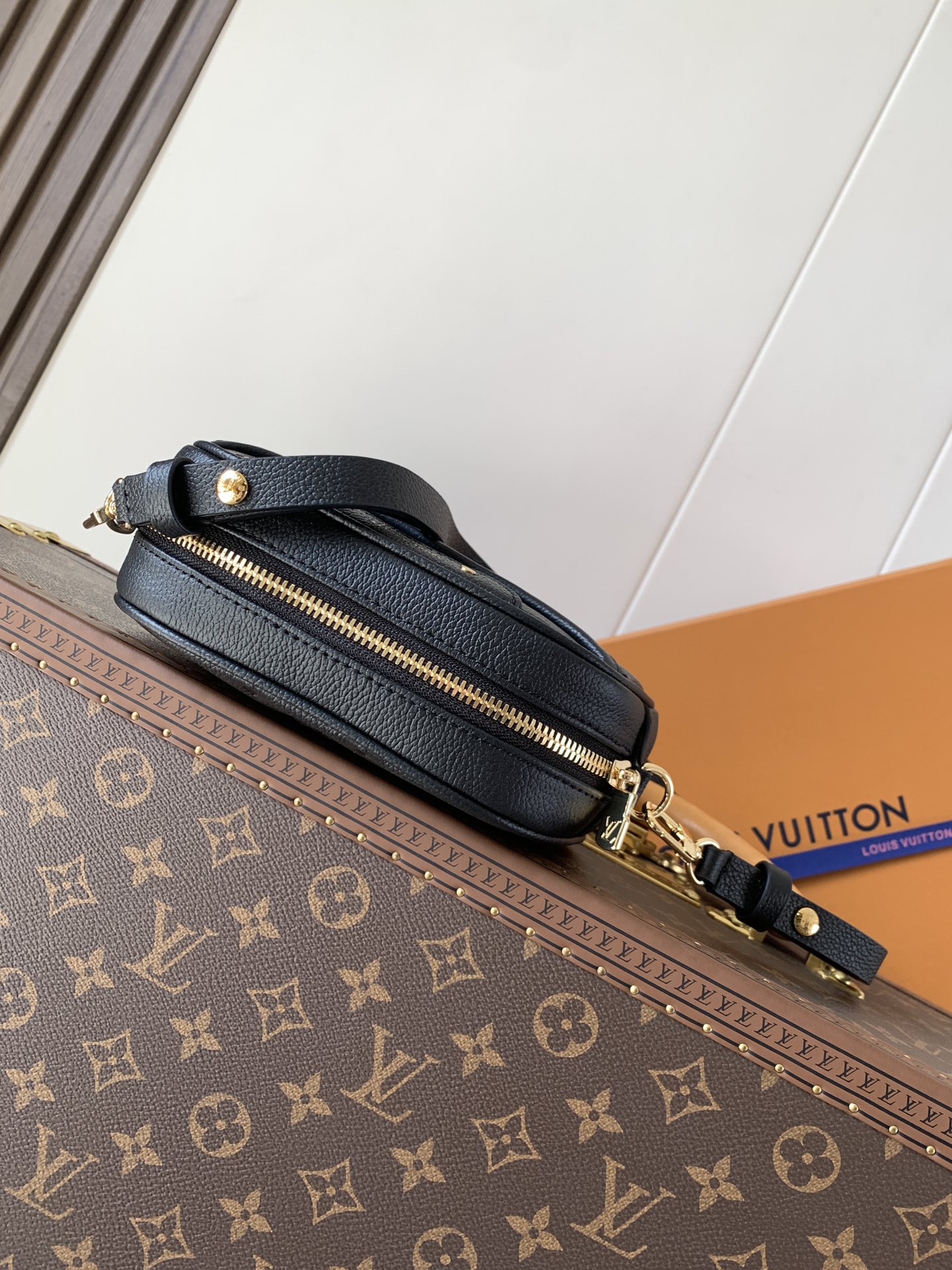 💰480顶级原单，变码芯片
M25518黑 M26509白
本款TINY CAMERA BAG 手袋出自 Monogram Empreinte Ys系列，为典雅牛皮革点缀耀目金属件，成就昼夜皆宜的日常佳选。正面贴袋便于取放信用卡或交通卡，可调节肩带实现多种背携方式。
尺寸：13 x 6 x 19 厘米。(高 x 宽 x 长度)