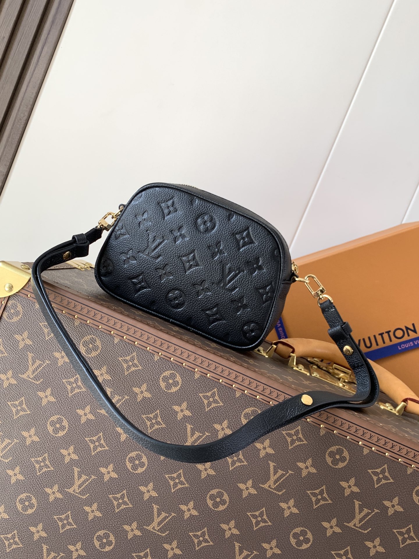 💰480顶级原单，变码芯片
M25518黑 M26509白
本款TINY CAMERA BAG 手袋出自 Monogram Empreinte Ys系列，为典雅牛皮革点缀耀目金属件，成就昼夜皆宜的日常佳选。正面贴袋便于取放信用卡或交通卡，可调节肩带实现多种背携方式。
尺寸：13 x 6 x 19 厘米。(高 x 宽 x 长度)