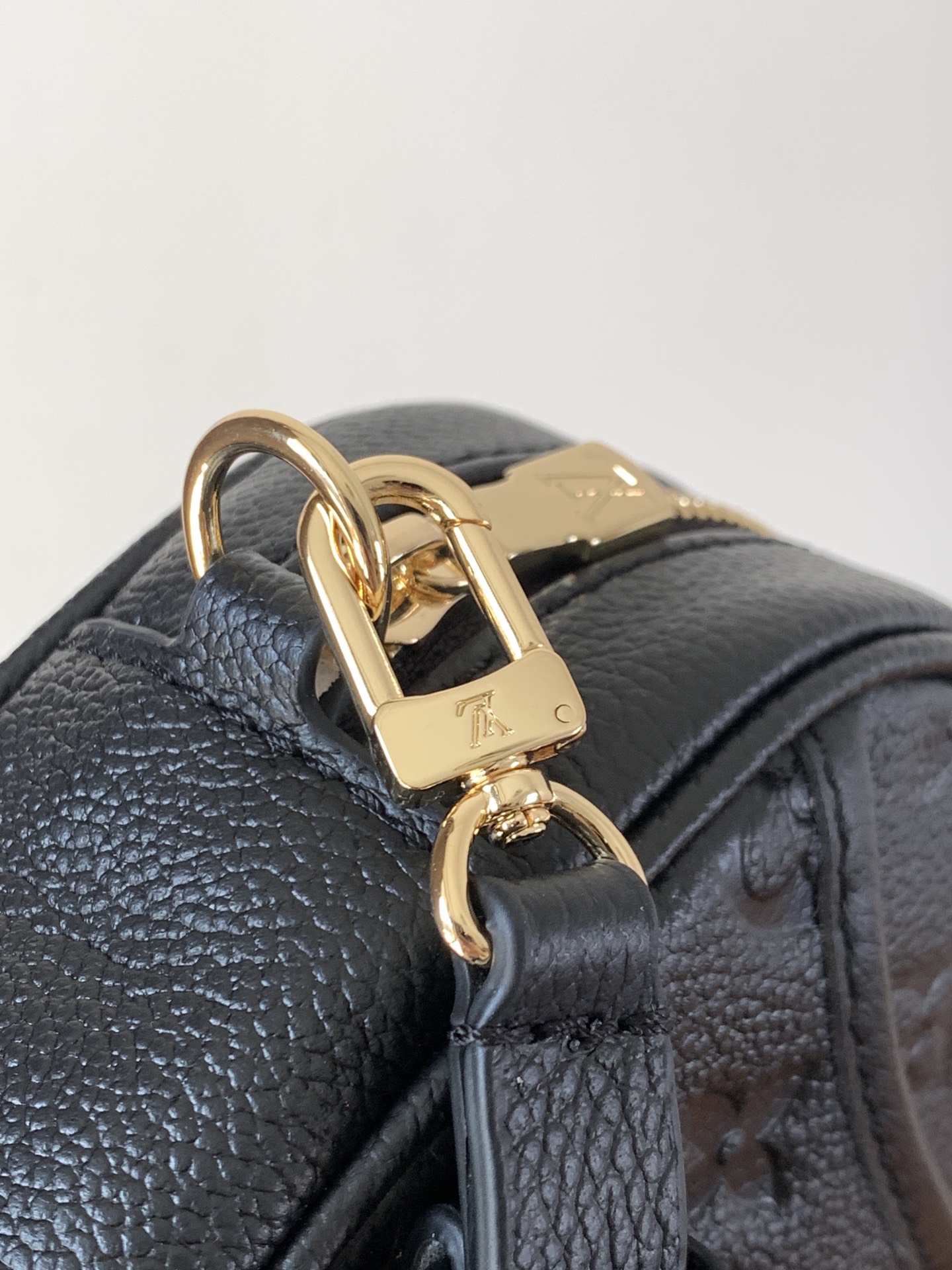 💰480顶级原单，变码芯片
M25518黑 M26509白
本款TINY CAMERA BAG 手袋出自 Monogram Empreinte Ys系列，为典雅牛皮革点缀耀目金属件，成就昼夜皆宜的日常佳选。正面贴袋便于取放信用卡或交通卡，可调节肩带实现多种背携方式。
尺寸：13 x 6 x 19 厘米。(高 x 宽 x 长度)