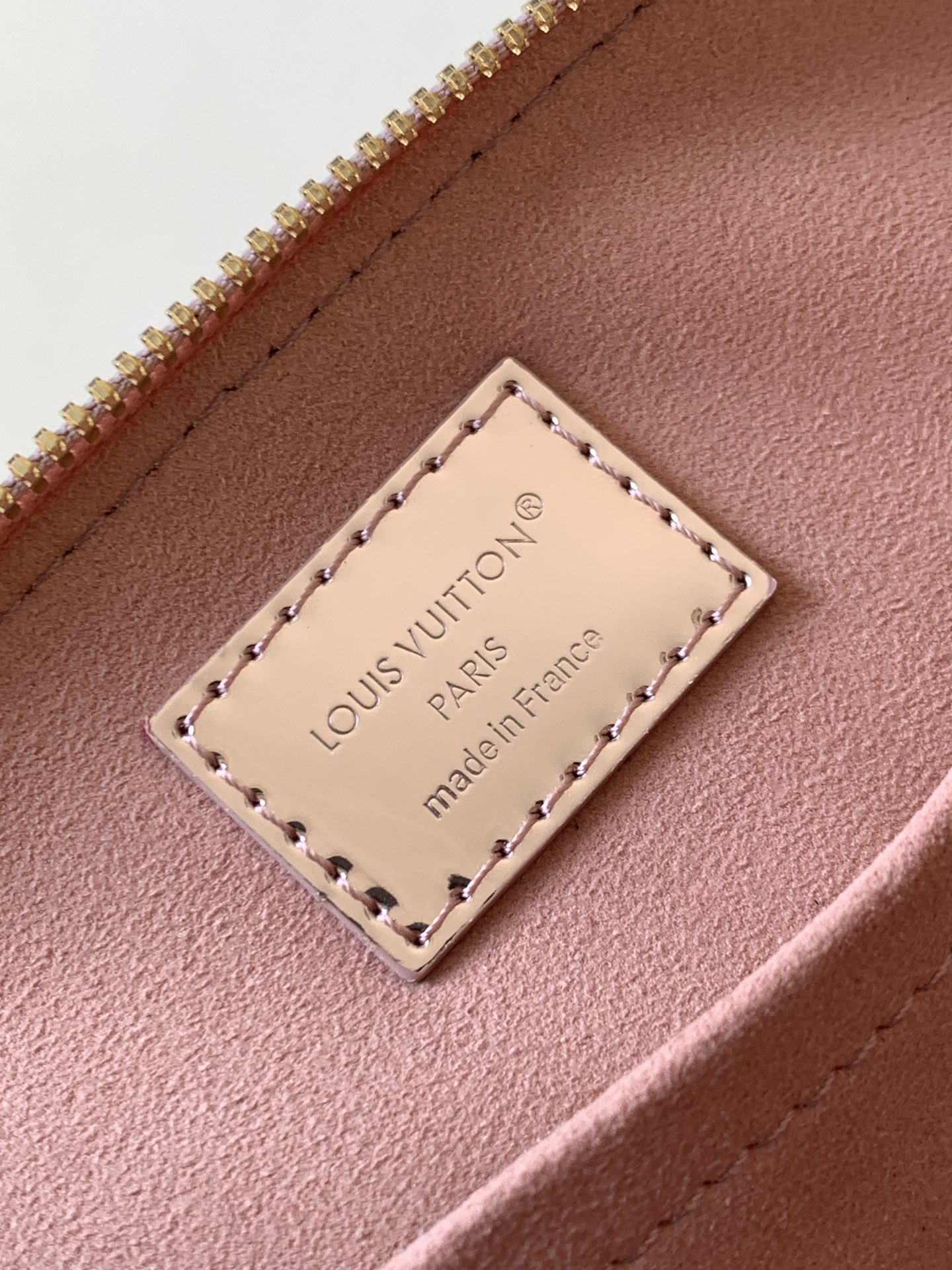 Louis Vuitton 本款 Alma BB 手袋以本季科技细节彰显 LV Ski 系列风范