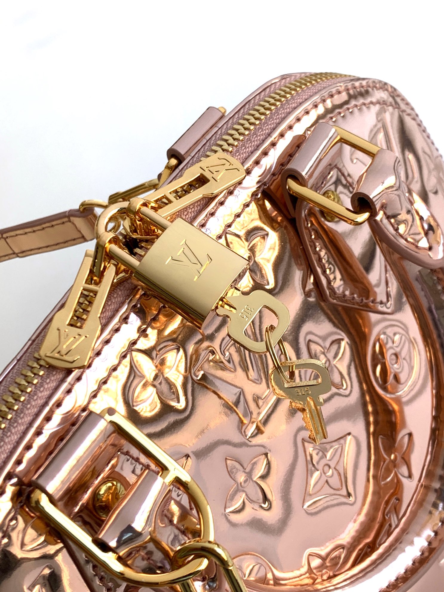 Louis Vuitton 本款 Alma BB 手袋以本季科技细节彰显 LV Ski 系列风范