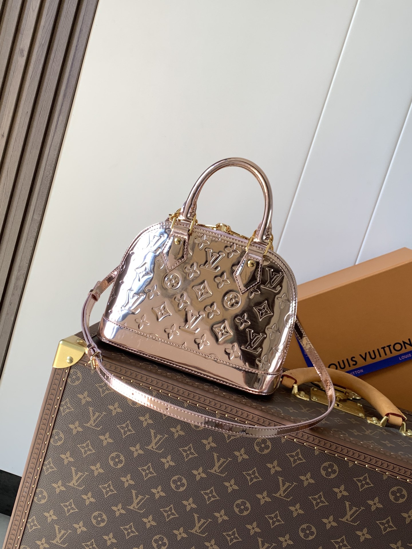 Louis Vuitton 本款 Alma BB 手袋以本季科技细节彰显 LV Ski 系列风范