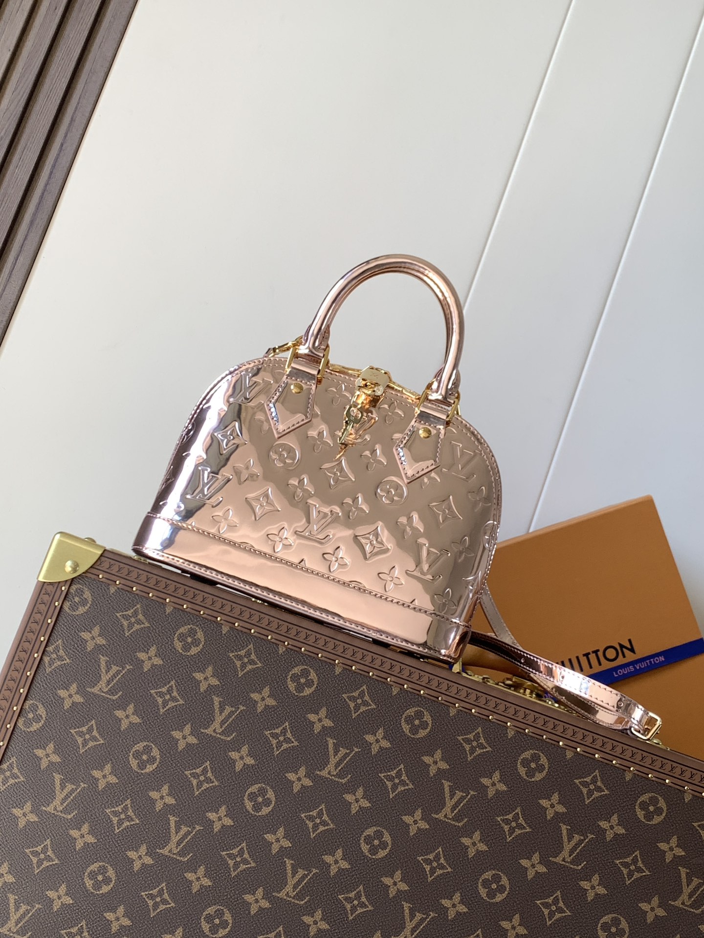 Louis Vuitton 本款 Alma BB 手袋以本季科技细节彰显 LV Ski 系列风范