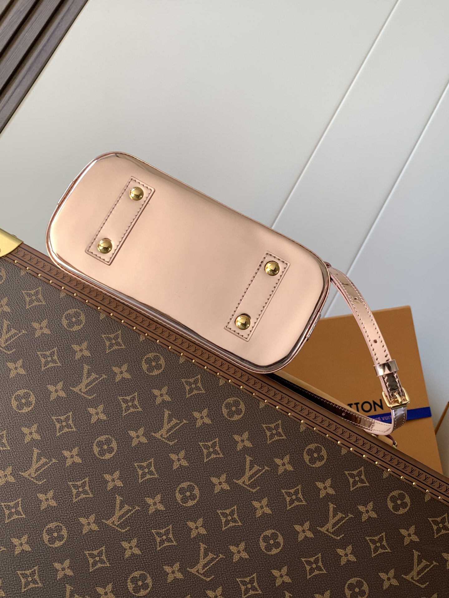 Louis Vuitton 本款 Alma BB 手袋以本季科技细节彰显 LV Ski 系列风范