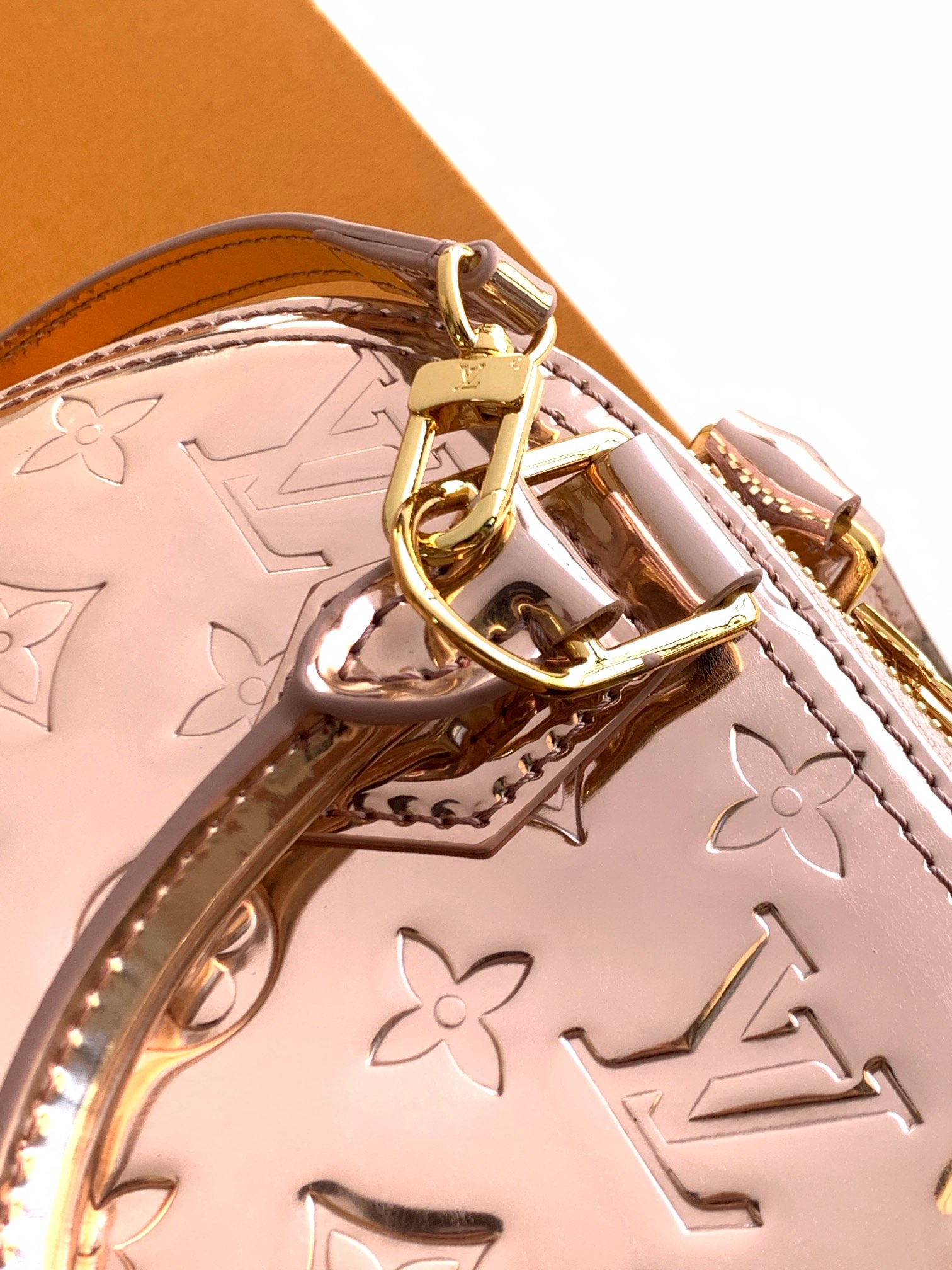 Louis Vuitton 本款 Alma BB 手袋以本季科技细节彰显 LV Ski 系列风范