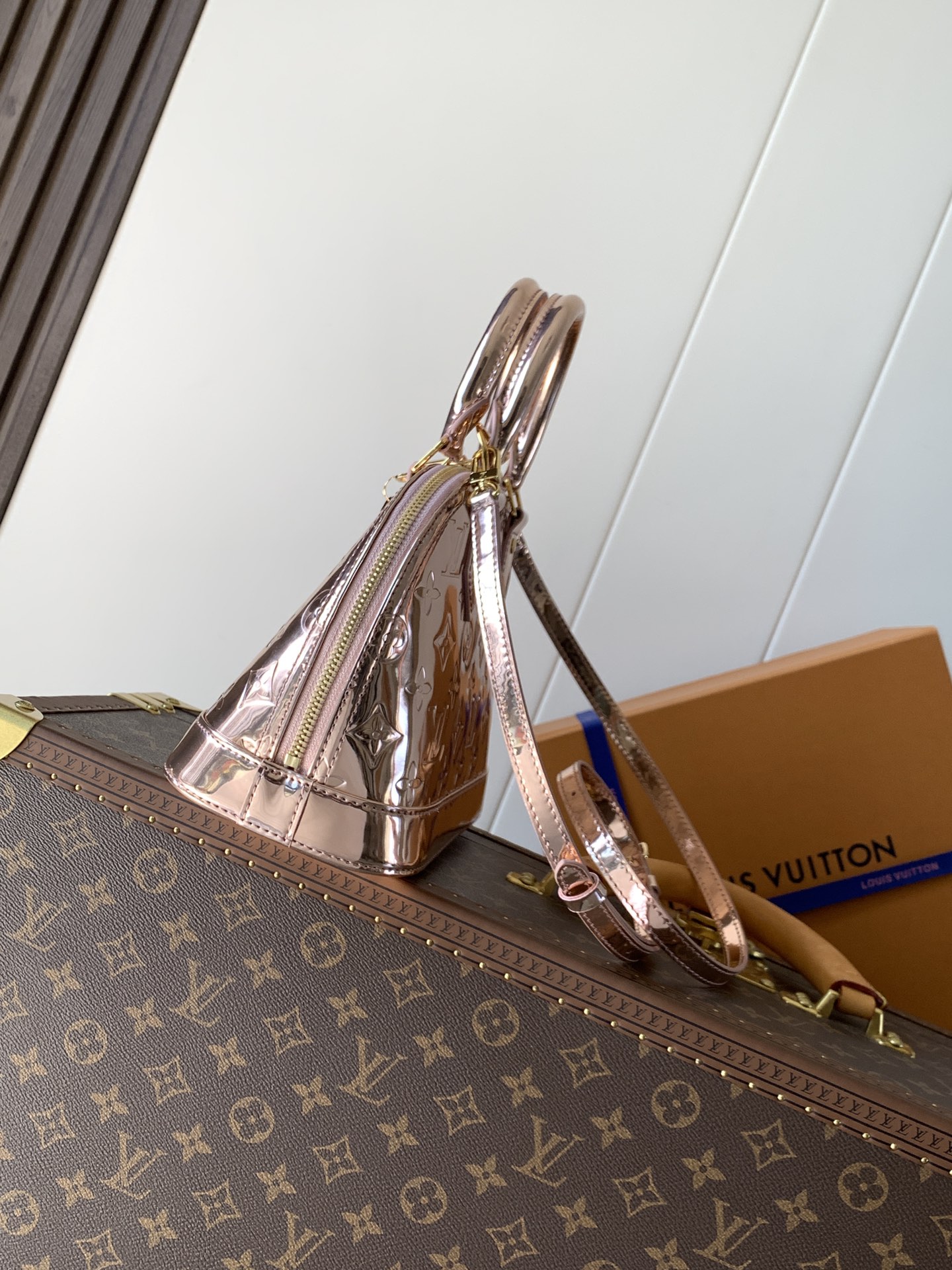 Louis Vuitton 本款 Alma BB 手袋以本季科技细节彰显 LV Ski 系列风范
