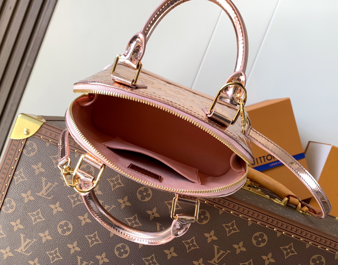 Louis Vuitton 本款 Alma BB 手袋以本季科技细节彰显 LV Ski 系列风范