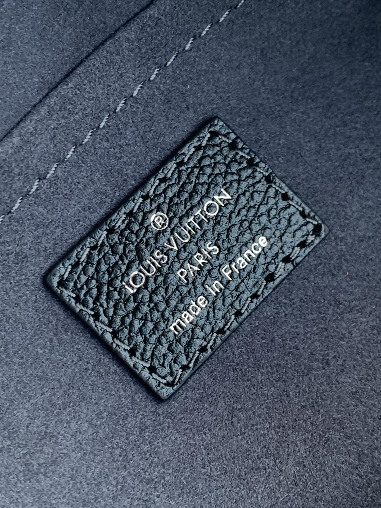 Louis Vuitton 以冬夜的神奇氛围为灵感 以特别的西默里墨水色呈现的Alma BB LV滑雪版 单色镶边皮革材质加上青色结尾
