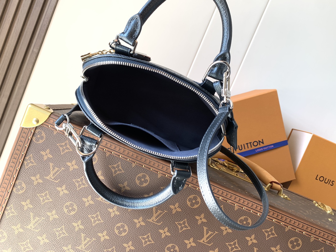 Louis Vuitton 以冬夜的神奇氛围为灵感 以特别的西默里墨水色呈现的Alma BB LV滑雪版 单色镶边皮革材质加上青色结尾