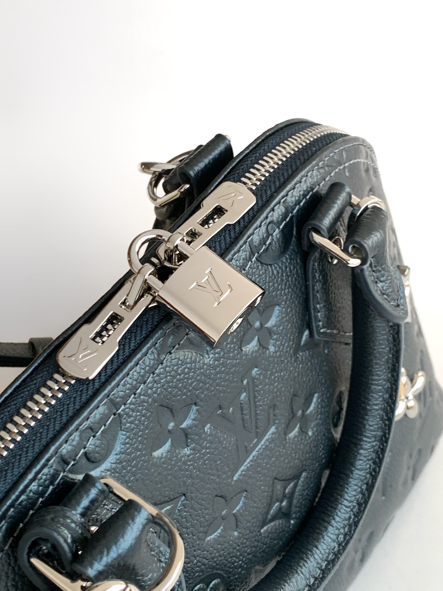 Louis Vuitton 以冬夜的神奇氛围为灵感 以特别的西默里墨水色呈现的Alma BB LV滑雪版 单色镶边皮革材质加上青色结尾