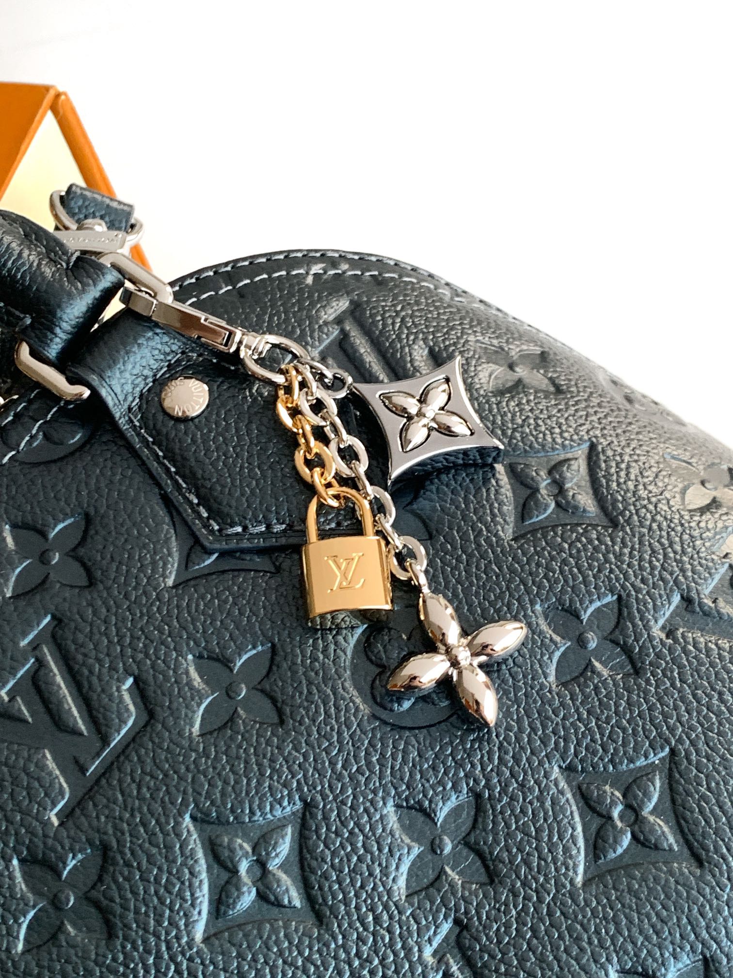 Louis Vuitton 以冬夜的神奇氛围为灵感 以特别的西默里墨水色呈现的Alma BB LV滑雪版 单色镶边皮革材质加上青色结尾