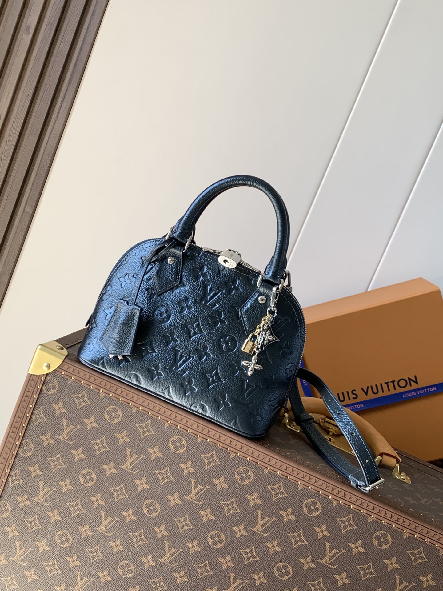 Louis Vuitton 以冬夜的神奇氛围为灵感 以特别的西默里墨水色呈现的Alma BB LV滑雪版 单色镶边皮革材质加上青色结尾