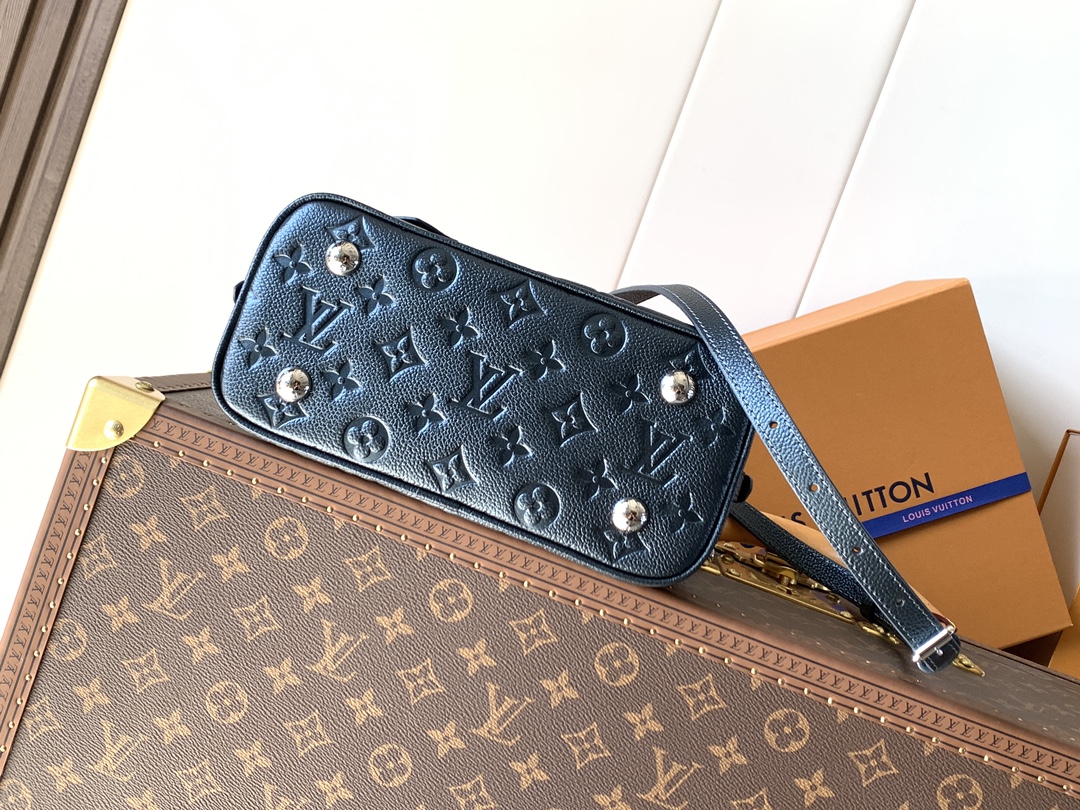 Louis Vuitton 以冬夜的神奇氛围为灵感 以特别的西默里墨水色呈现的Alma BB LV滑雪版 单色镶边皮革材质加上青色结尾