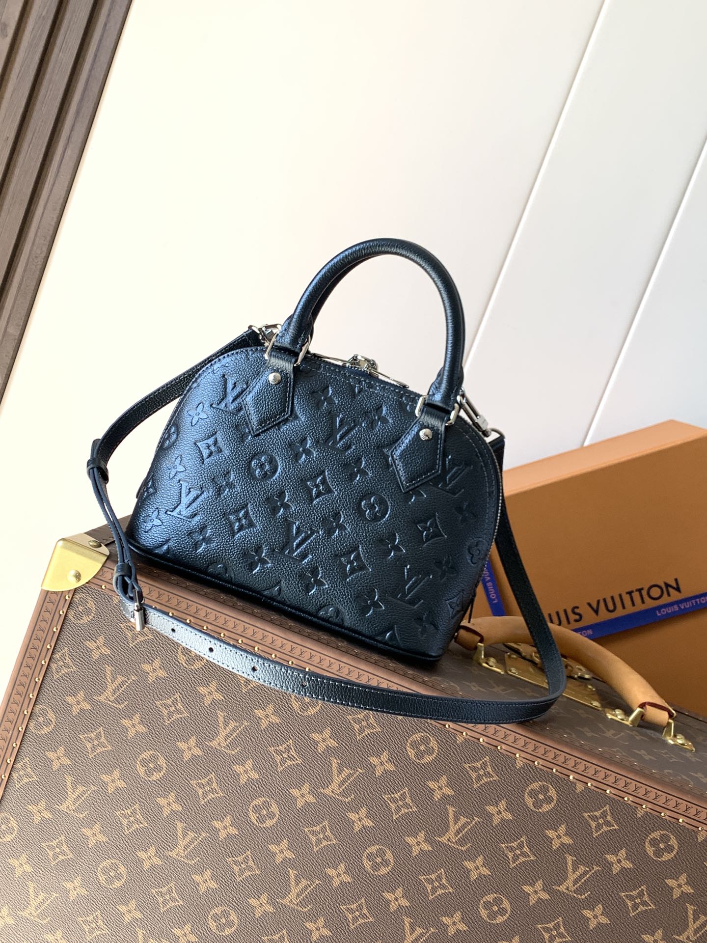Louis Vuitton 以冬夜的神奇氛围为灵感 以特别的西默里墨水色呈现的Alma BB LV滑雪版 单色镶边皮革材质加上青色结尾