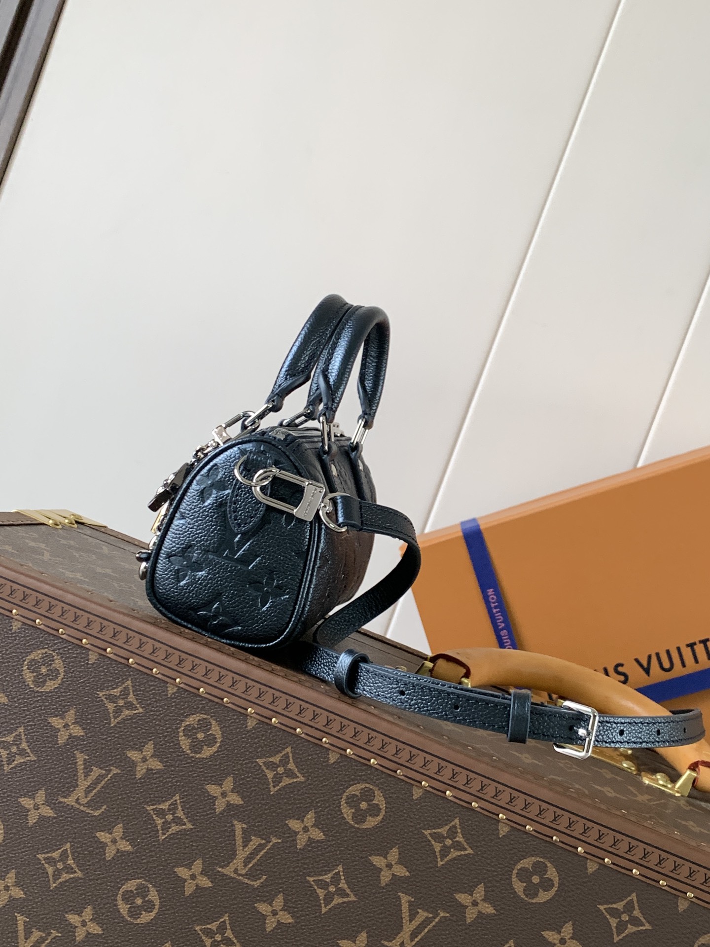 Louis Vuitton 作为仿真版推出的Nano Speedy 利用率高的色调 使它既适合日常妆容 也适合晚上妆容