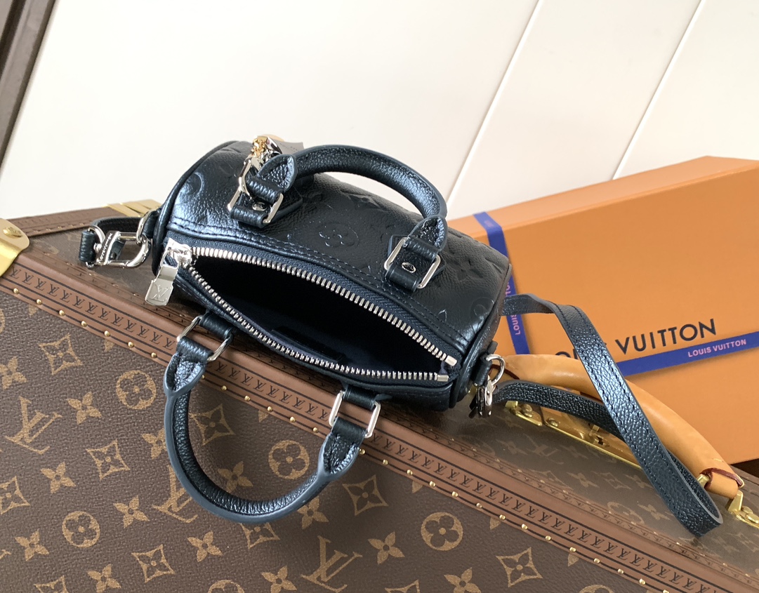 Louis Vuitton 作为仿真版推出的Nano Speedy 利用率高的色调 使它既适合日常妆容 也适合晚上妆容