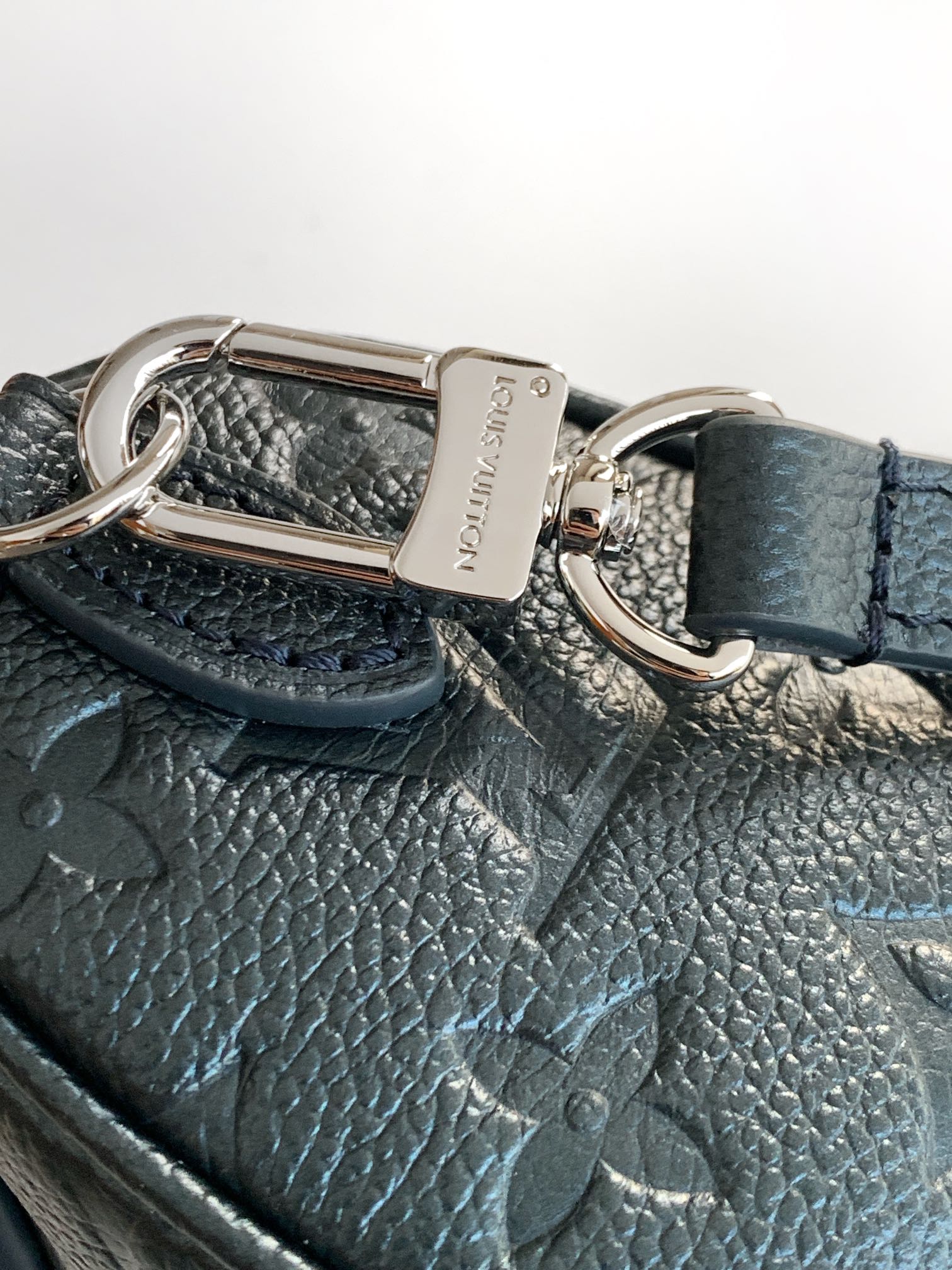 Louis Vuitton 作为仿真版推出的Nano Speedy 利用率高的色调 使它既适合日常妆容 也适合晚上妆容