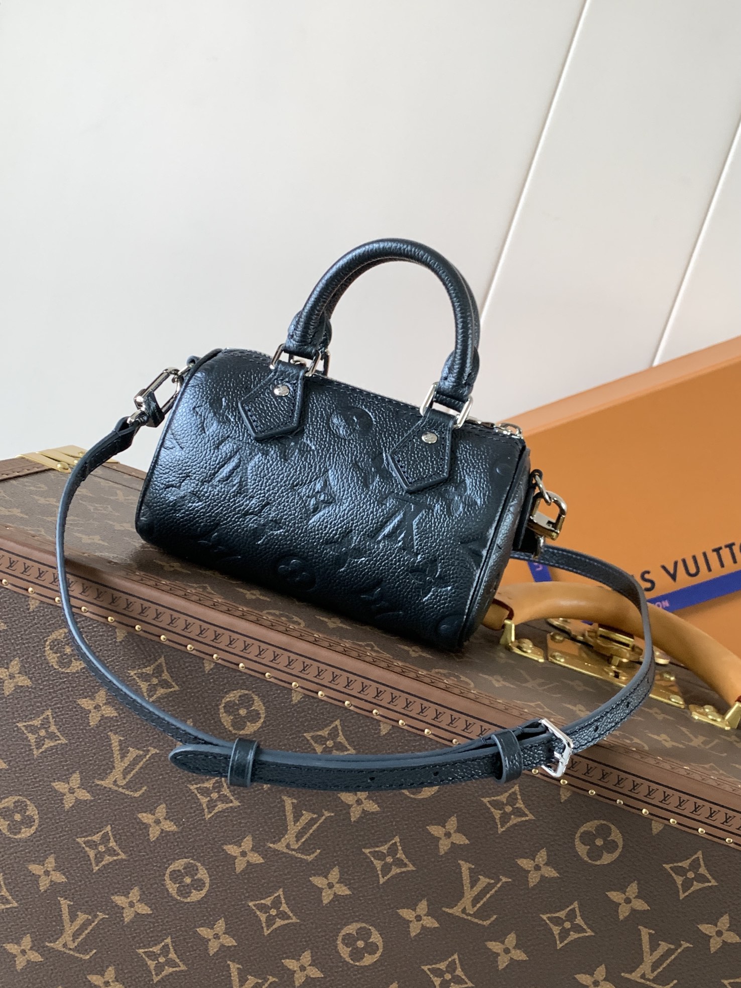 Louis Vuitton 作为仿真版推出的Nano Speedy 利用率高的色调 使它既适合日常妆容 也适合晚上妆容