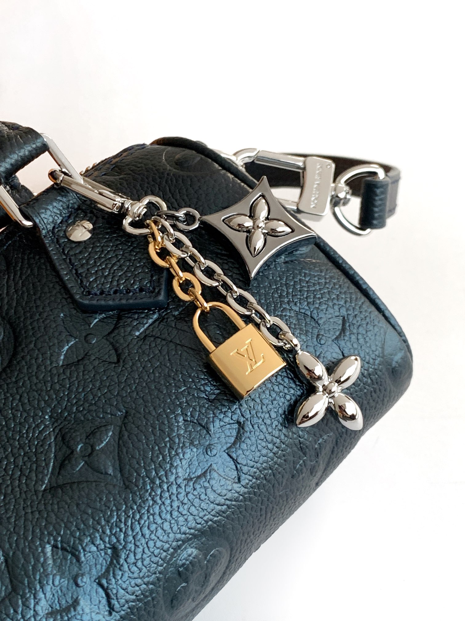 Louis Vuitton 作为仿真版推出的Nano Speedy 利用率高的色调 使它既适合日常妆容 也适合晚上妆容