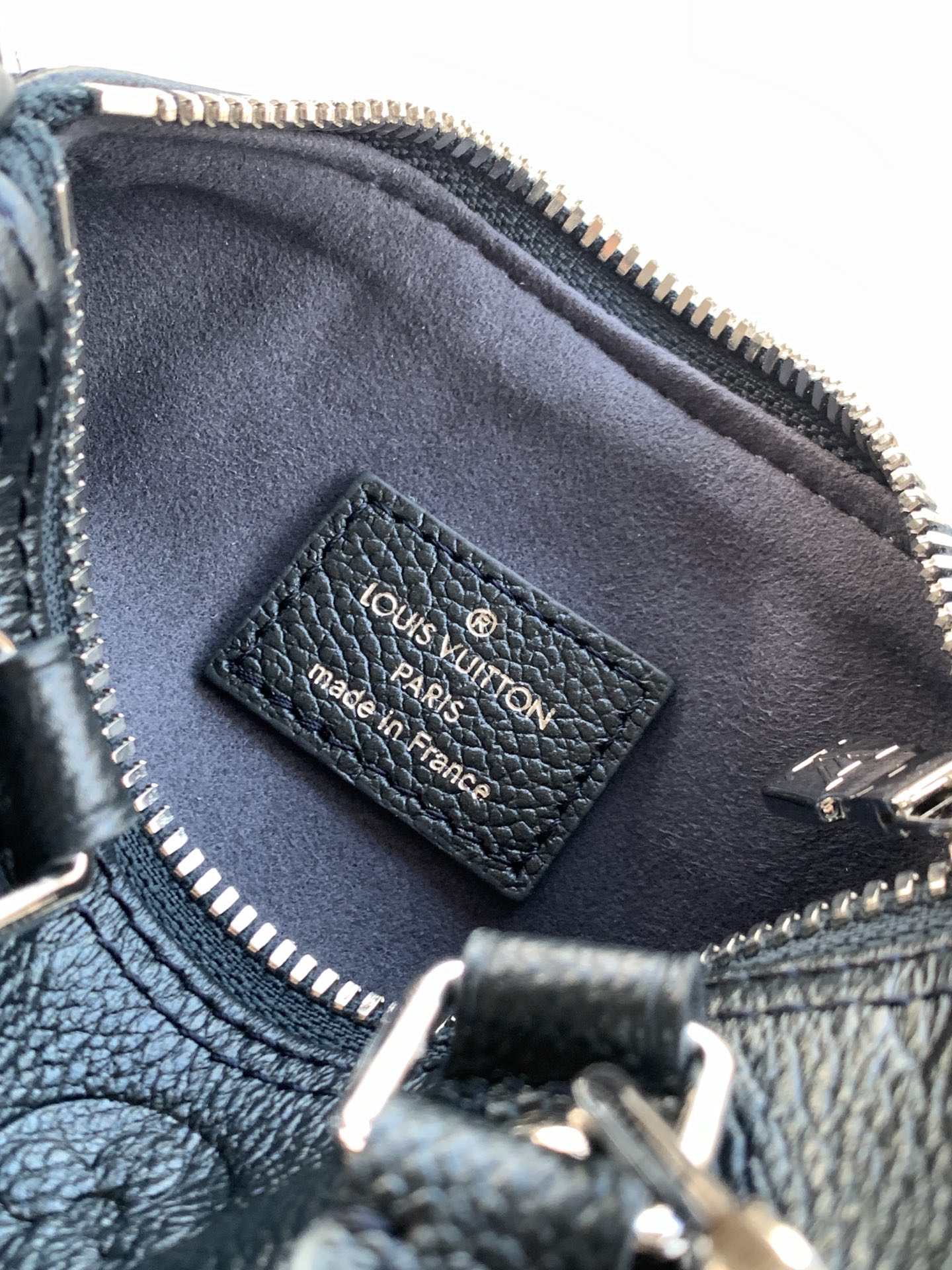 Louis Vuitton 作为仿真版推出的Nano Speedy 利用率高的色调 使它既适合日常妆容 也适合晚上妆容