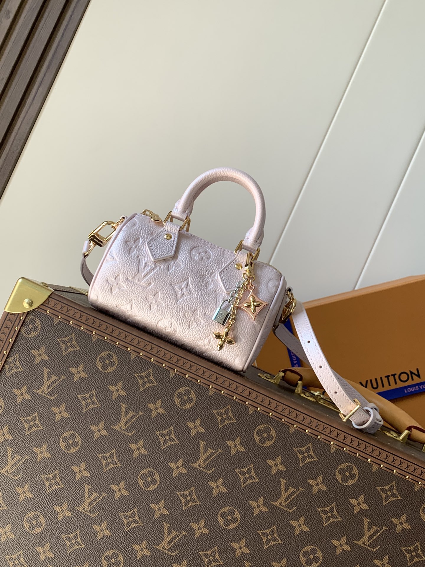 Louis Vuitton 作为仿真版推出的Nano Speedy 利用率高的色调 使它既适合日常妆容 也适合晚上妆容