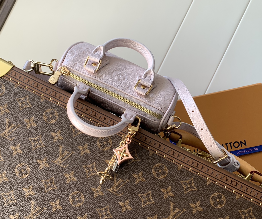 Louis Vuitton 作为仿真版推出的Nano Speedy 利用率高的色调 使它既适合日常妆容 也适合晚上妆容