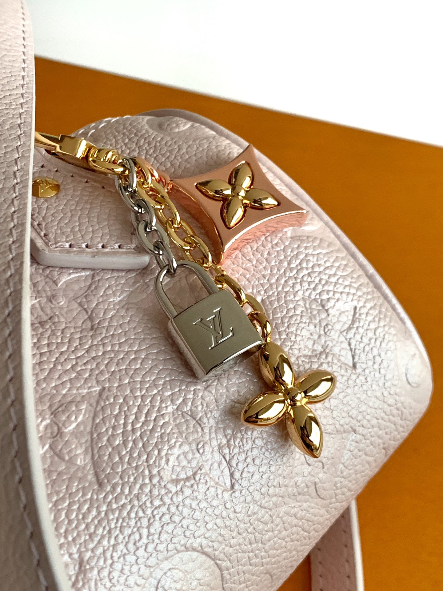Louis Vuitton 作为仿真版推出的Nano Speedy 利用率高的色调 使它既适合日常妆容 也适合晚上妆容