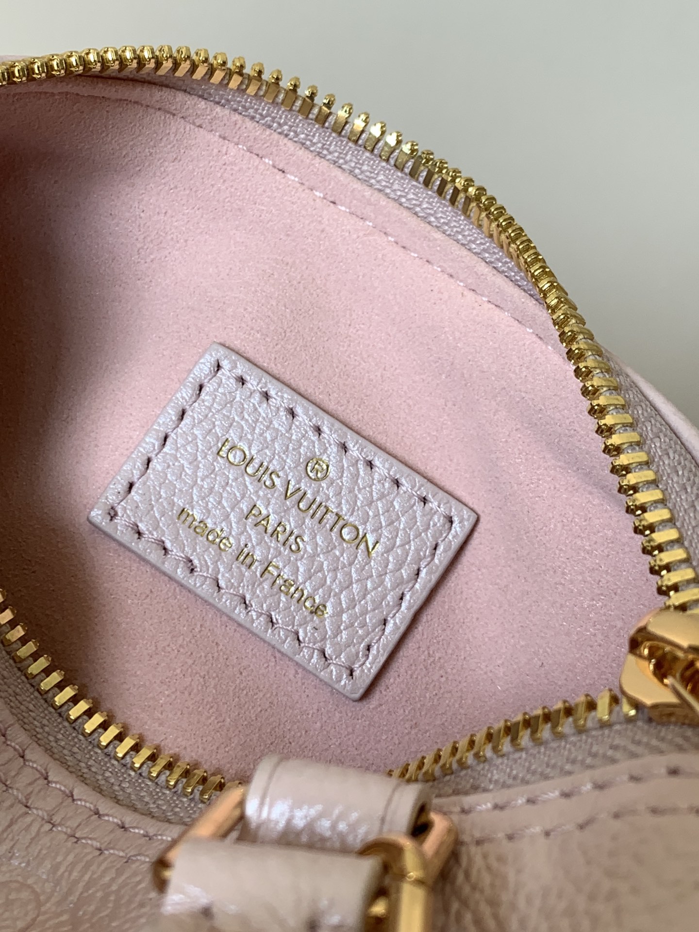 Louis Vuitton 作为仿真版推出的Nano Speedy 利用率高的色调 使它既适合日常妆容 也适合晚上妆容