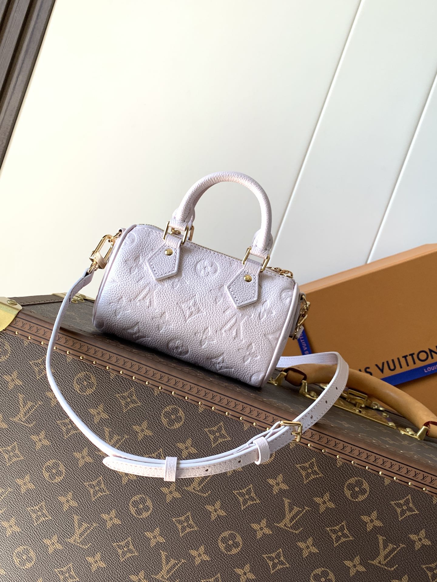 Louis Vuitton 作为仿真版推出的Nano Speedy 利用率高的色调 使它既适合日常妆容 也适合晚上妆容