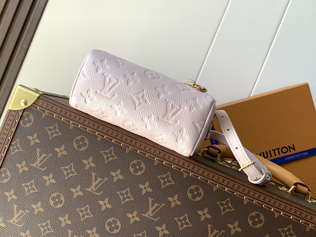 Louis Vuitton 作为仿真版推出的Nano Speedy 利用率高的色调 使它既适合日常妆容 也适合晚上妆容